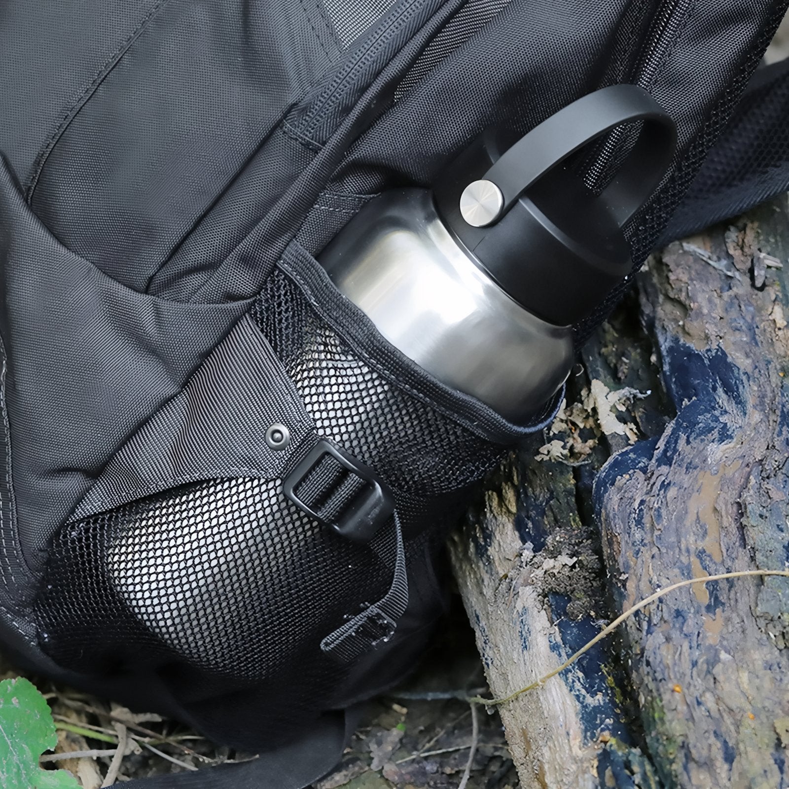 Gourde Inox Avec Tasse Intégrée gros plan gourde dans poche - Gourde Seule - Gourde et Tasse 1 - Gourde et Tasse 2