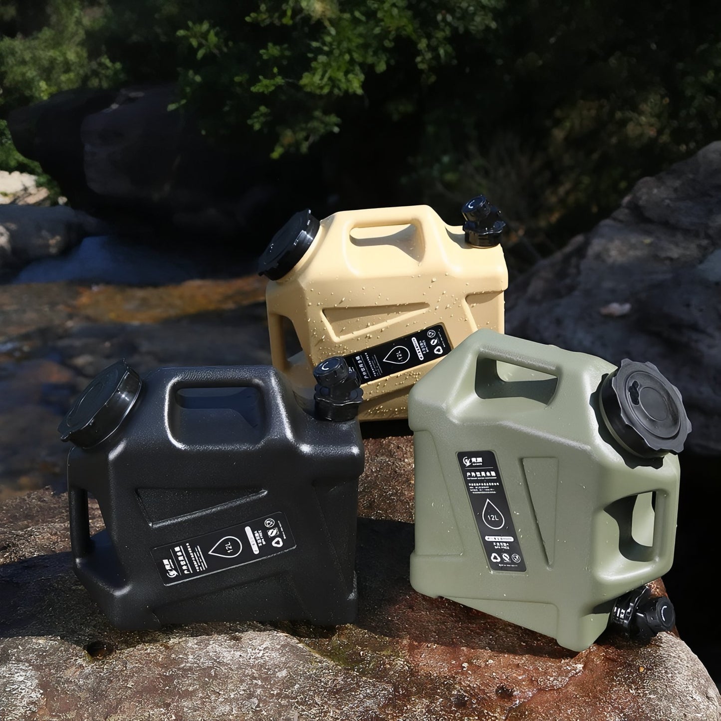 Jerrican Eau Camping 12L trois jerricans alignés - Vert Olive - Beige Clair - Noir Mat