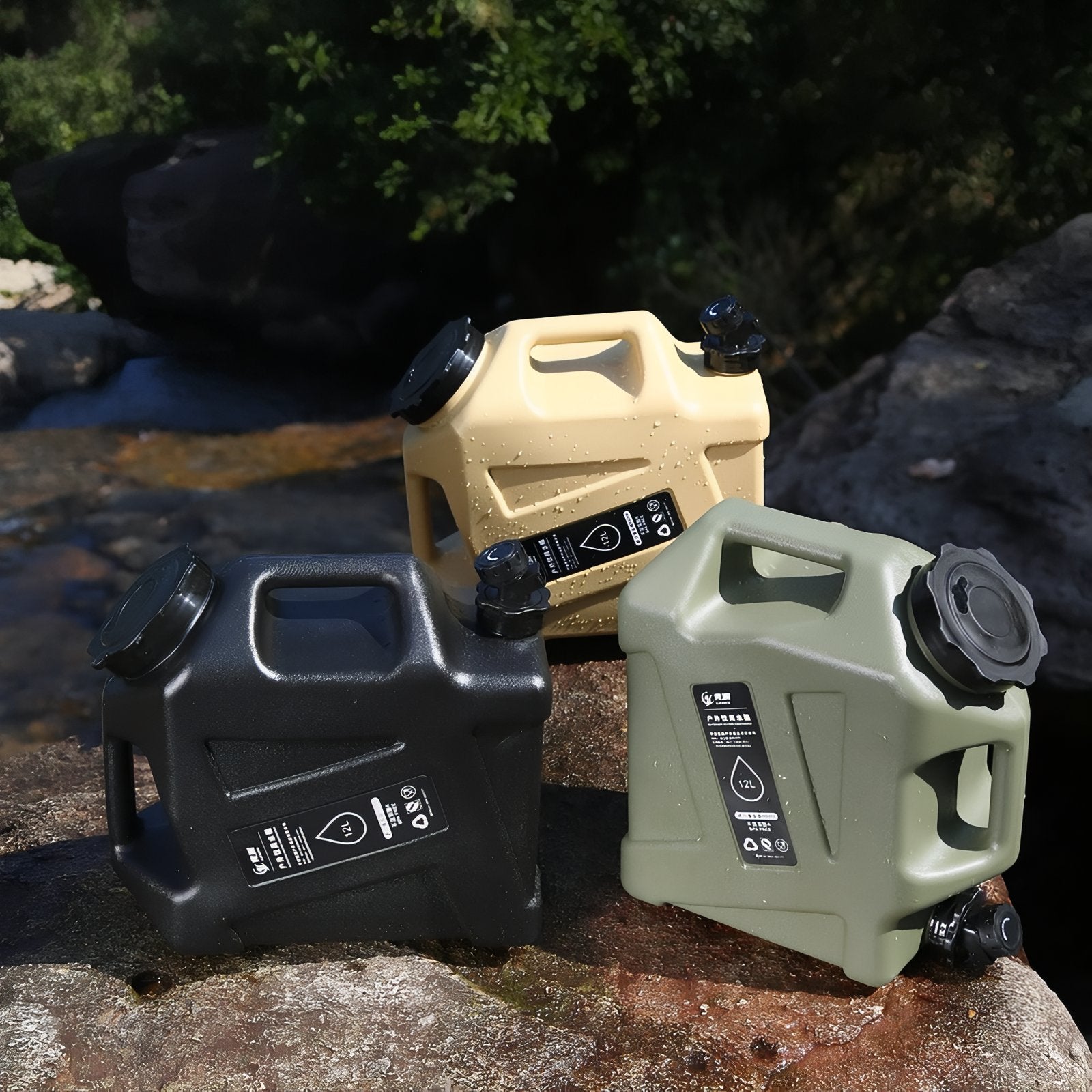 Jerrican Eau Camping 12L trois jerricans alignés - Vert Olive - Beige Clair - Noir Mat