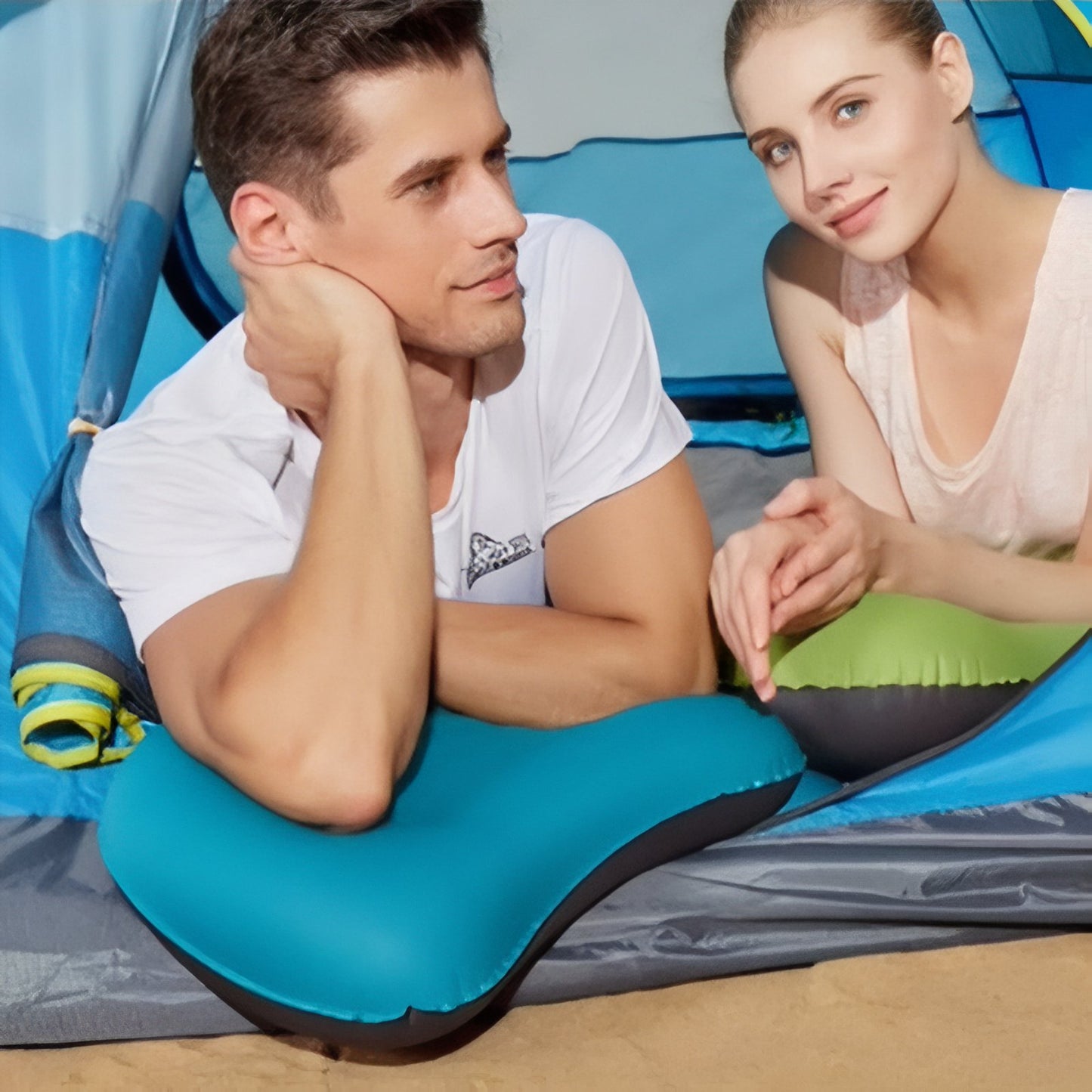 Coussin Camping Gonflable mise en situation camping - Turquoise et Noir