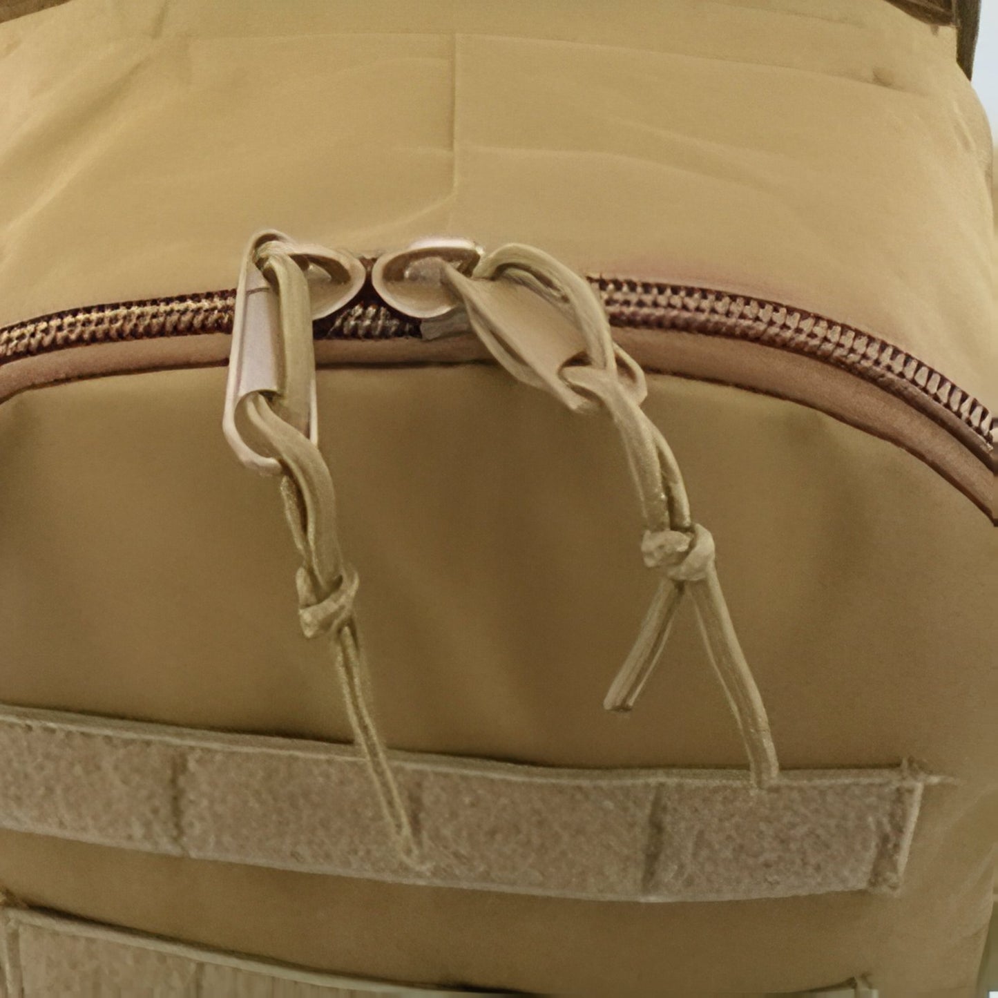 Sac à Dos Militaire 40 Litres gros plan fermeture zippée - Vert Olive - Beige Sable - Noir - Gris