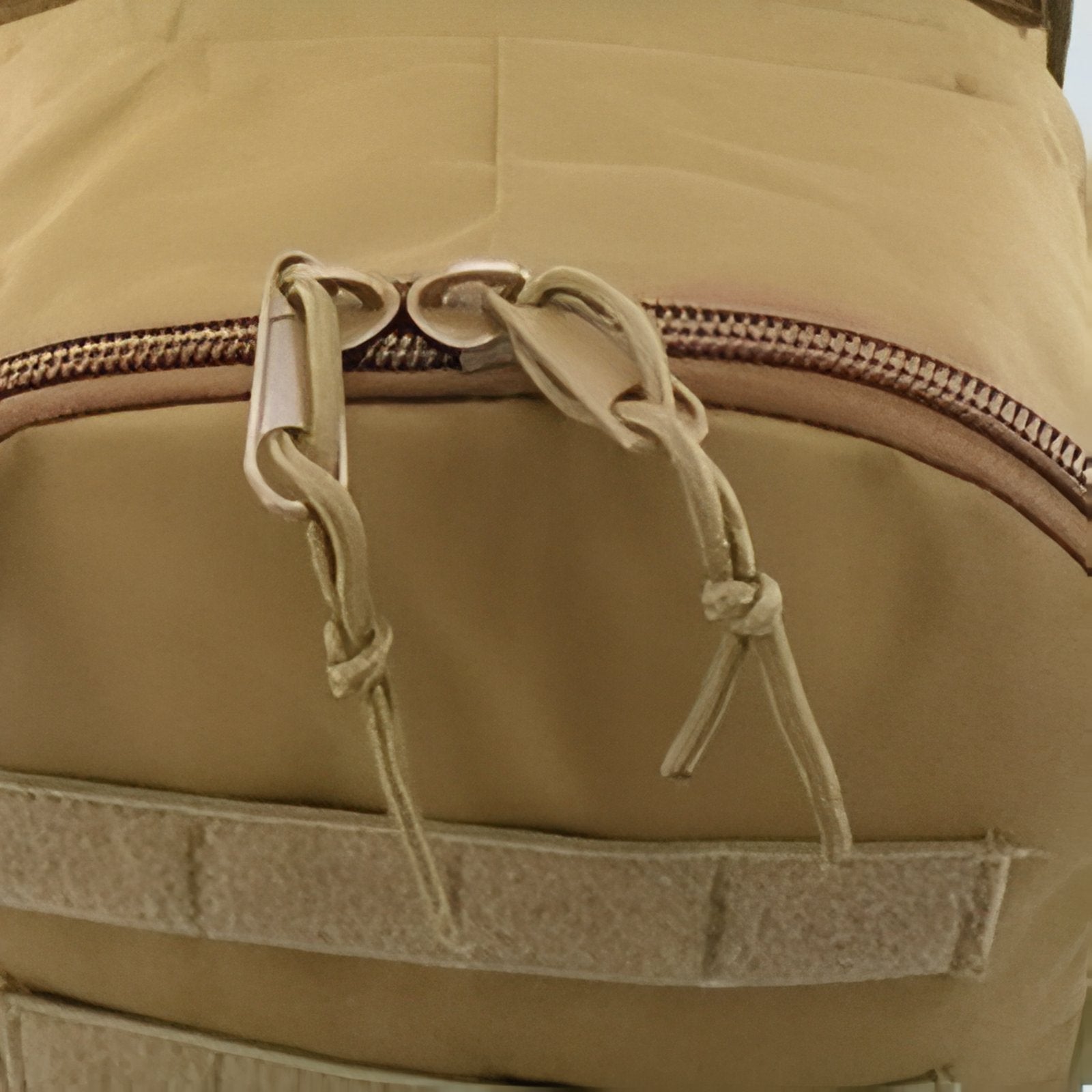 Sac à Dos Militaire 40 Litres gros plan fermeture zippée - Vert Olive - Beige Sable - Noir - Gris