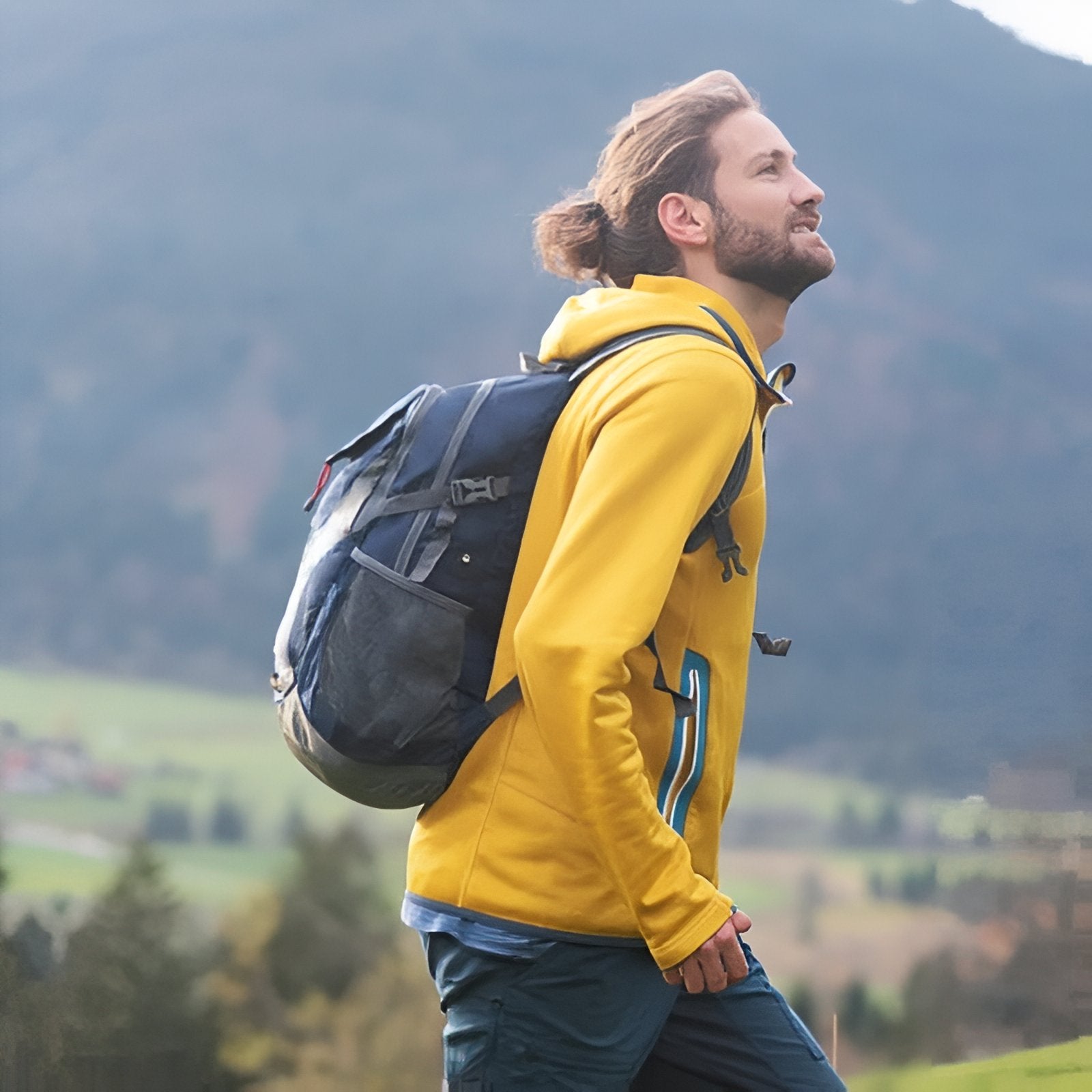 Sac à Dos Randonnée 30L Ultra Léger portée sur le dos - Bleu Marine et Noir - Bleu Marine et Gris Foncé - Vert Émeraude et Bleu Marine - Noir et Rouge