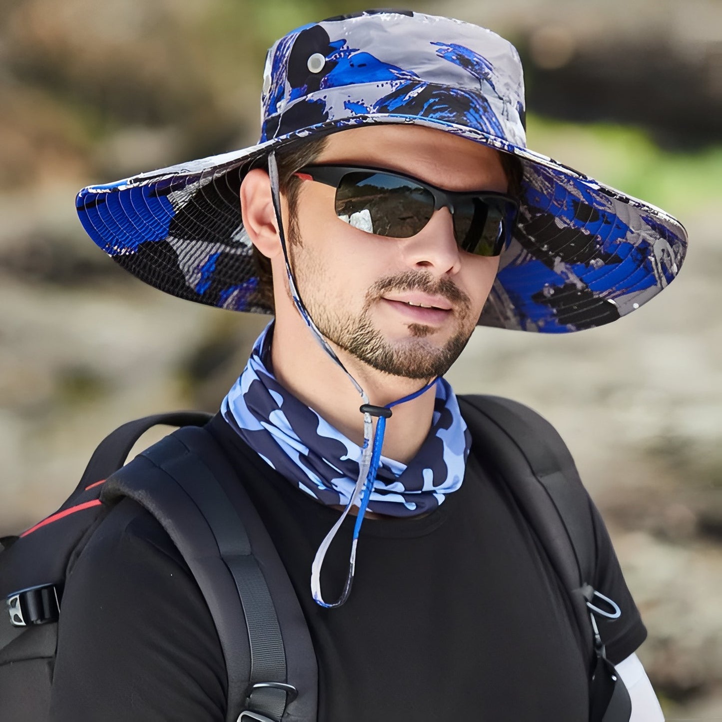 Chapeau Randonnée Camouflage portée par un homme - Gris - Rouge - Jaune - Bleu Marine