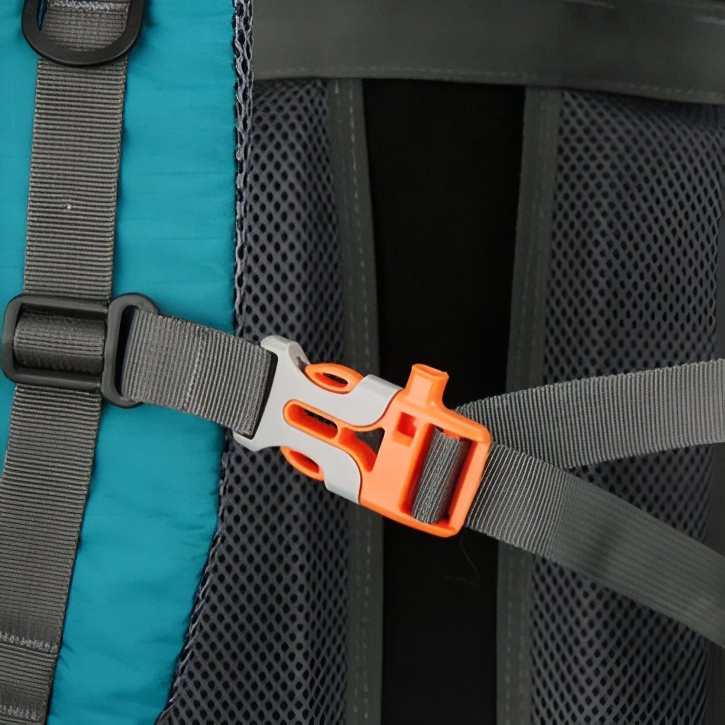 Sac à Dos Rando Avec Protection Pluie 70L gros plan fermeture clip - Turquoise et Noir - Bleu Marine et Gris - Orange et Gris - Noir et Orange