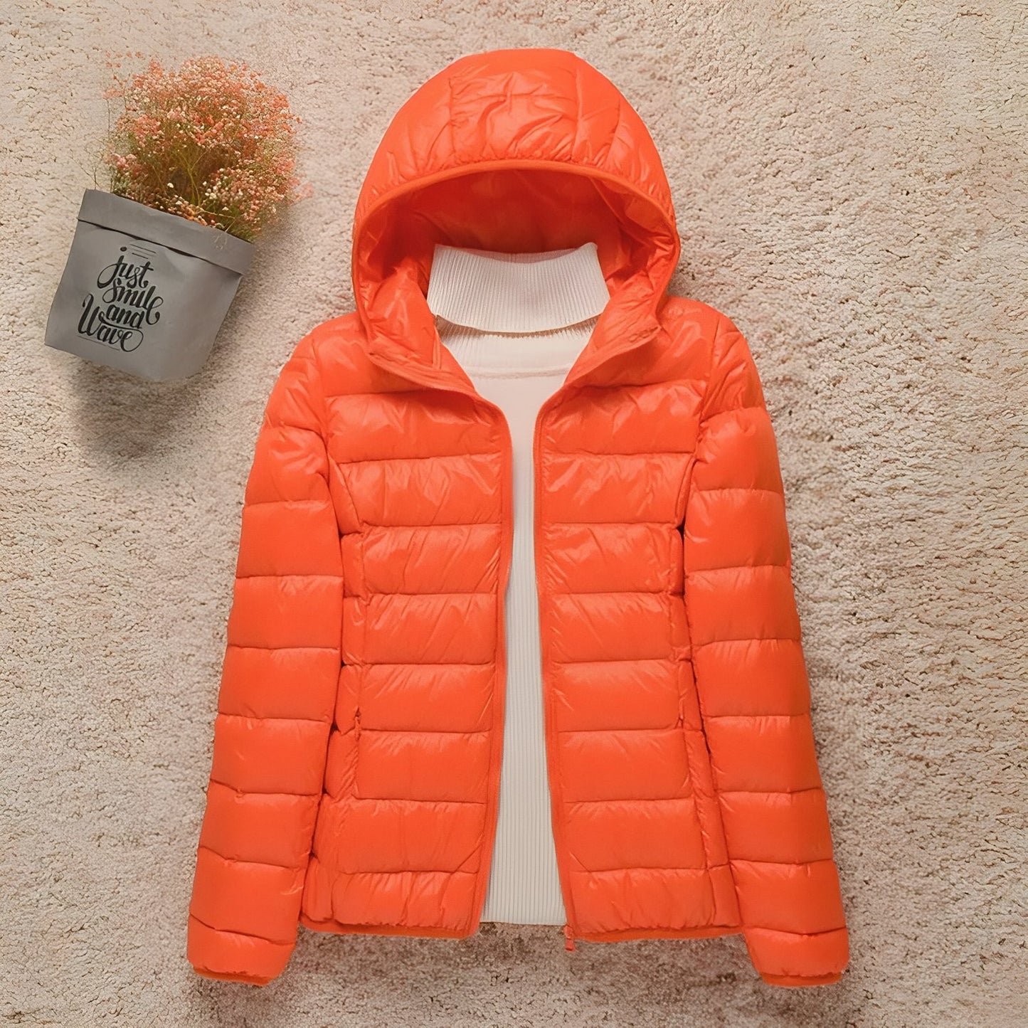 Doudoune Randonnée Compressible Femme mise en scène avec plante - Rose Poudré - Bleu Marine - Bleu Marine (sans capuche) - Orange - Beige - Beige (sans capuche) - Vert Menthe - Vert Menthe (sans capuche) - Rose - Bleu - Violet - Violet (sans capuche) - Rouge - Rouge (sans capuche) - Noir - Noir (sans capuche) - Bordeaux - Bordeaux (sans capuche)