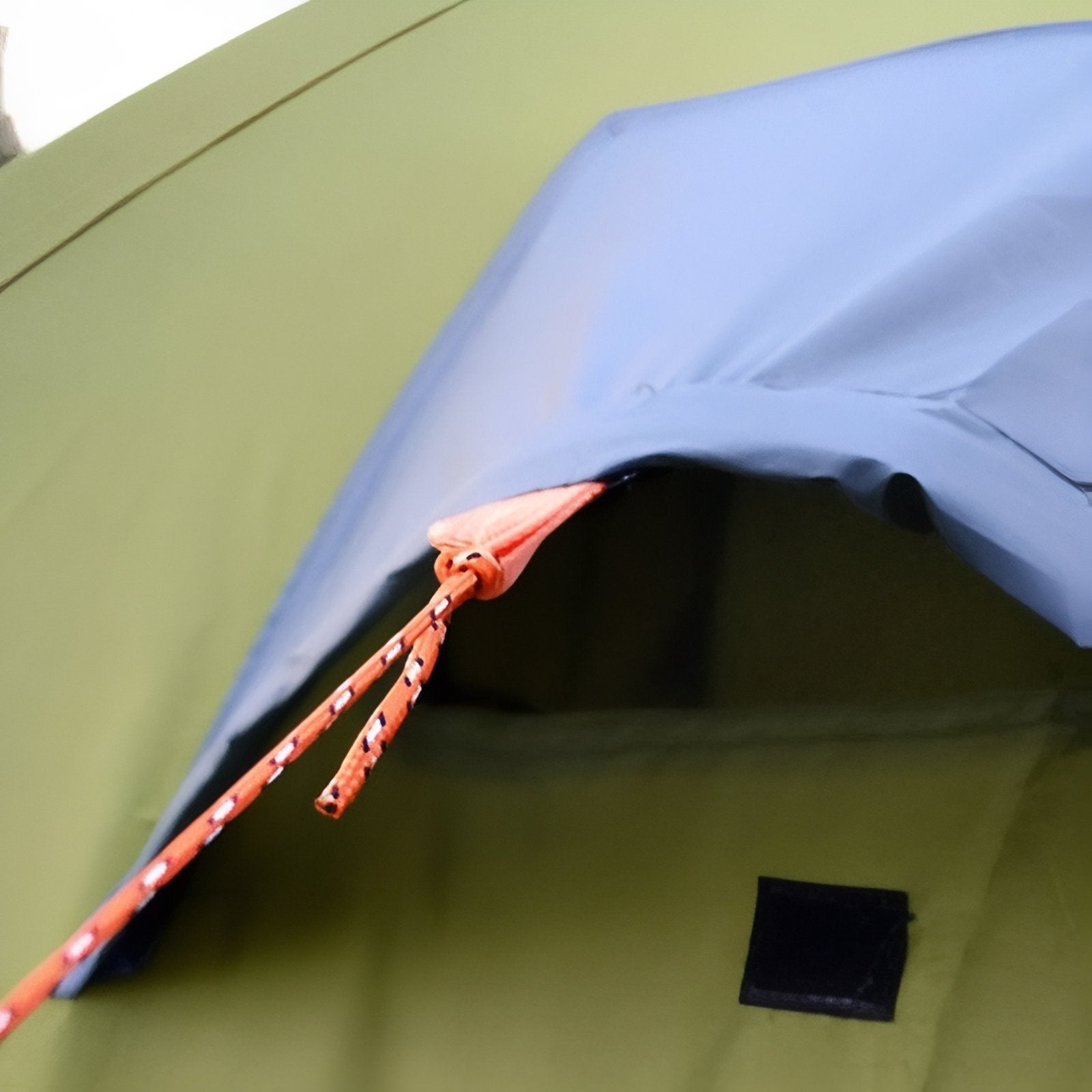 Tente Bivouac 2 Places Légère gros plan sur l'ouverture - Vert Lime et Gris Foncé - Orange Brillant - Bleu Ciel