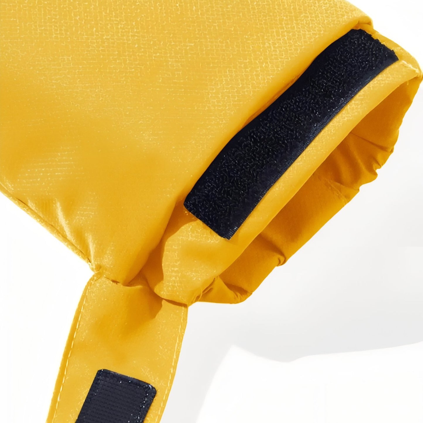 Veste Chaude Randonnée Homme gros plan détail manche - Vert Fluo - Blanc - Bleu Marine - Rouge - Gris Anthracite - Bleu - Marron - Gris Clair - Noir - Noir et Gris - Beige - Vert Olive - Jaune - Vert Foncé