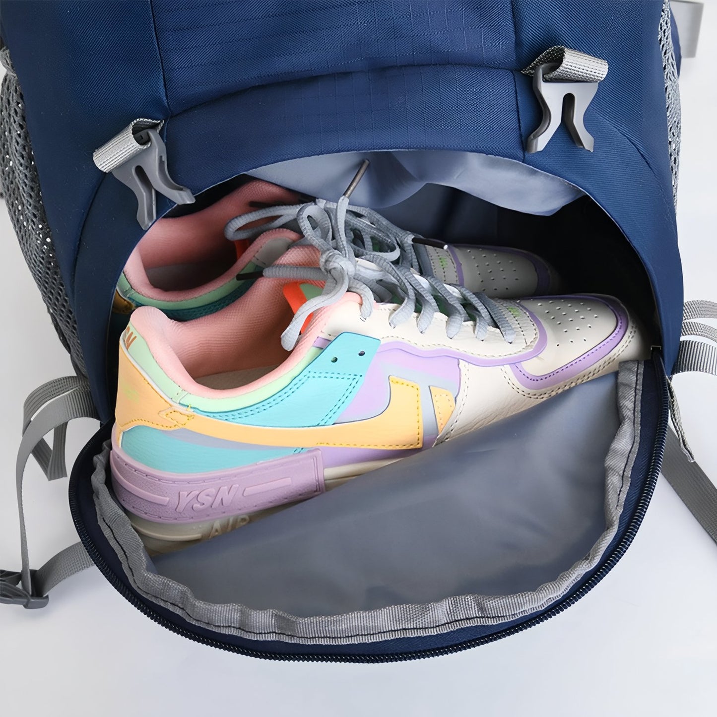 Sac à Dos Randonnée Respirant 60 Litres gros plan compartiment ouvert - Violet - Vert - Noir - Bleu Marine