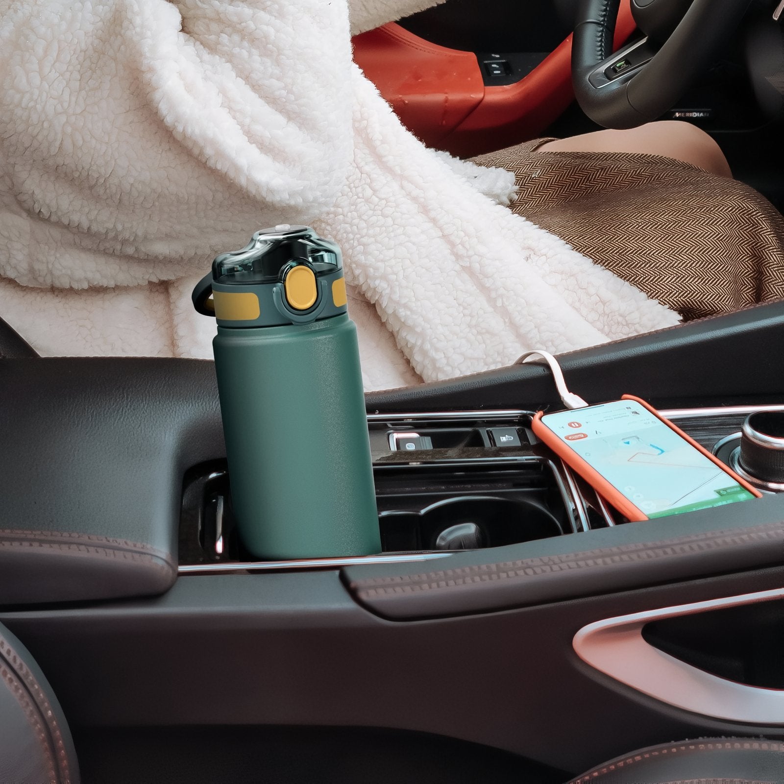 Gourde Isotherme avec Paille Intégrée mise en situation voiture - Turquoise - Vert - Blanc - Noir
