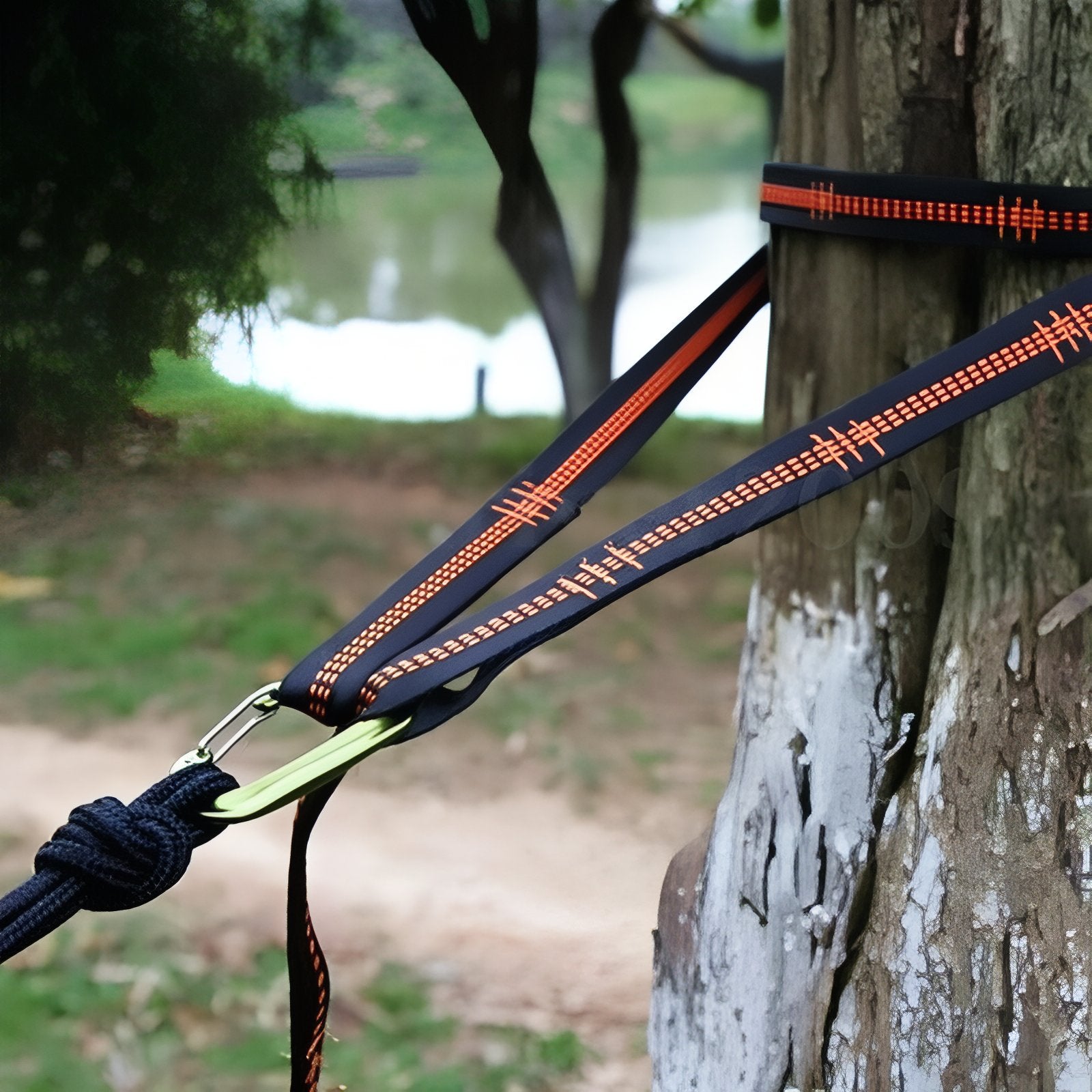 Sangle De Fixation Pour Hamac mise en situation sur arbre - Orange - Gris - Noir