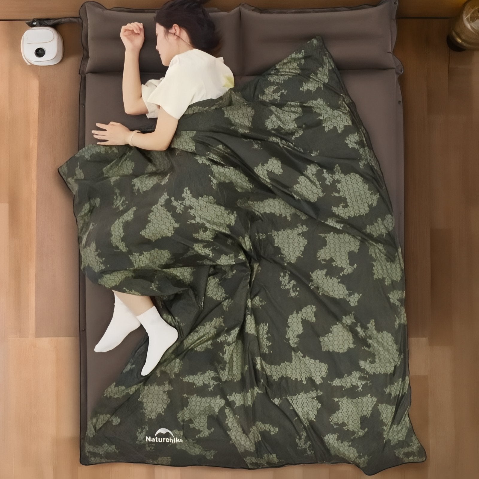 Sac De Couchage Camouflage Ultra Léger mise en situation lit - 190x75cm - 480g - 205x85cm - 560g