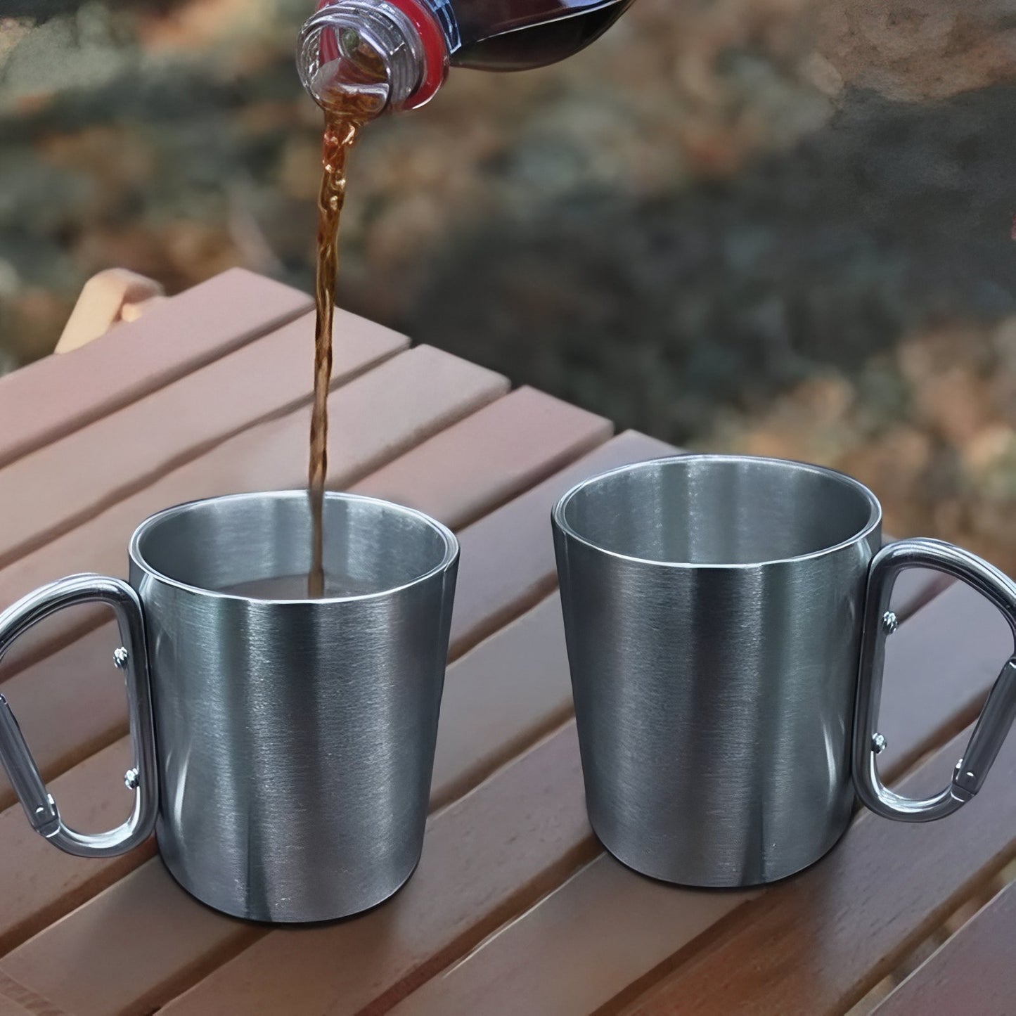 Tasse Inox Mousqueton deux tasses sur table - Gris