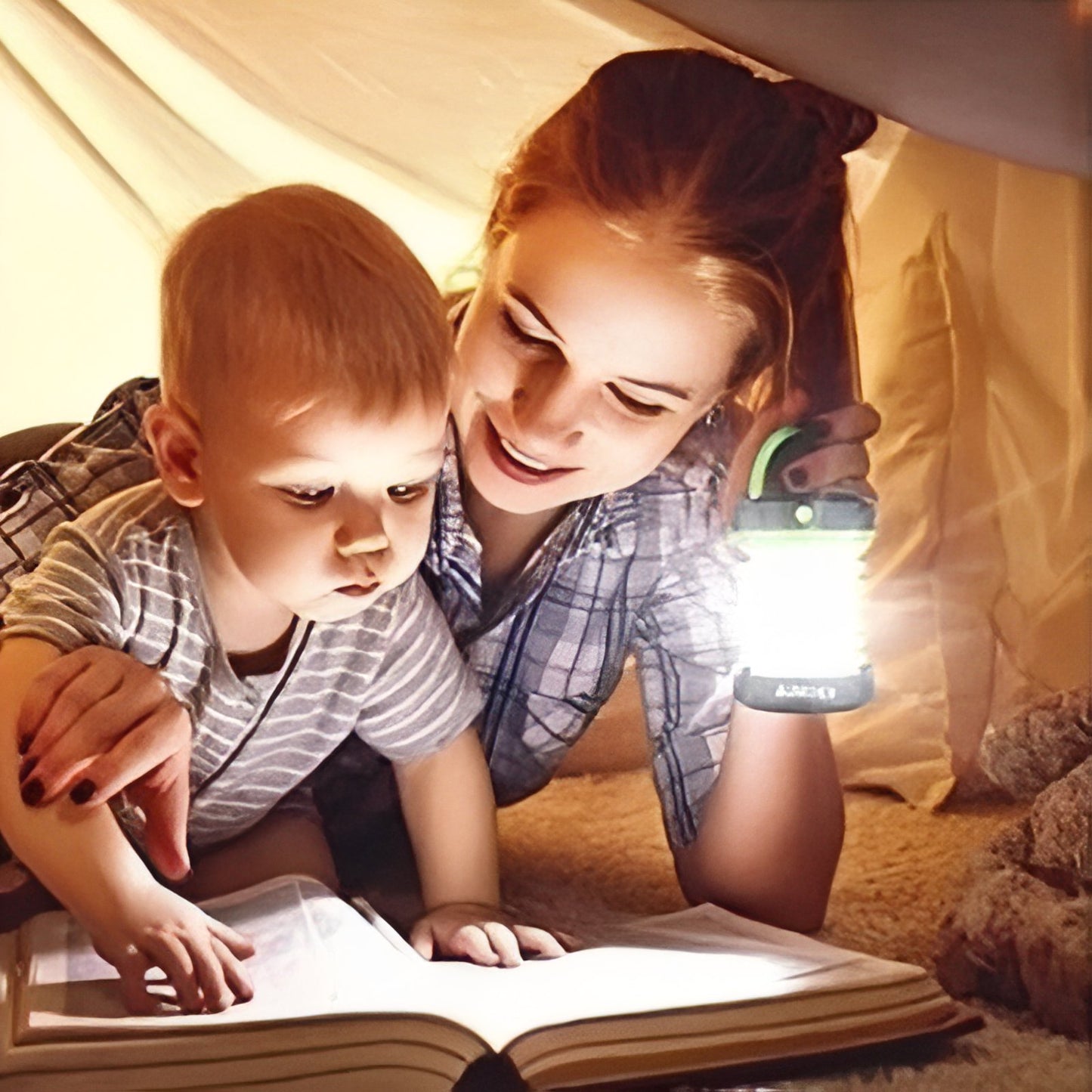 Lanterne Solaire Pliable mise en scène avec enfant - Orange et Blanc - Vert Fluo et Noir