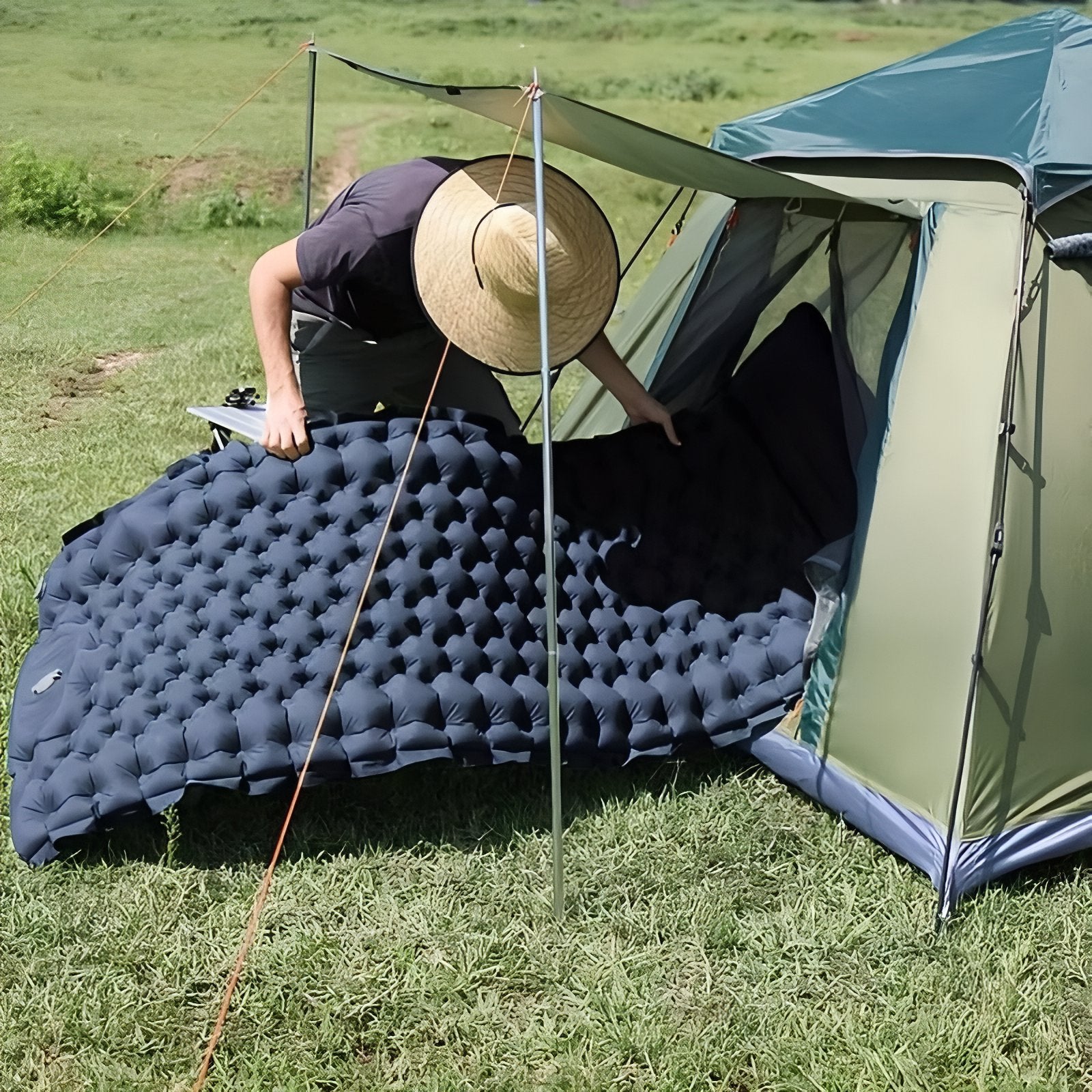 Matelas Gonflable 1 Personne Pour Camping mise en situation tente - Vert Sauge - Gris Anthracite