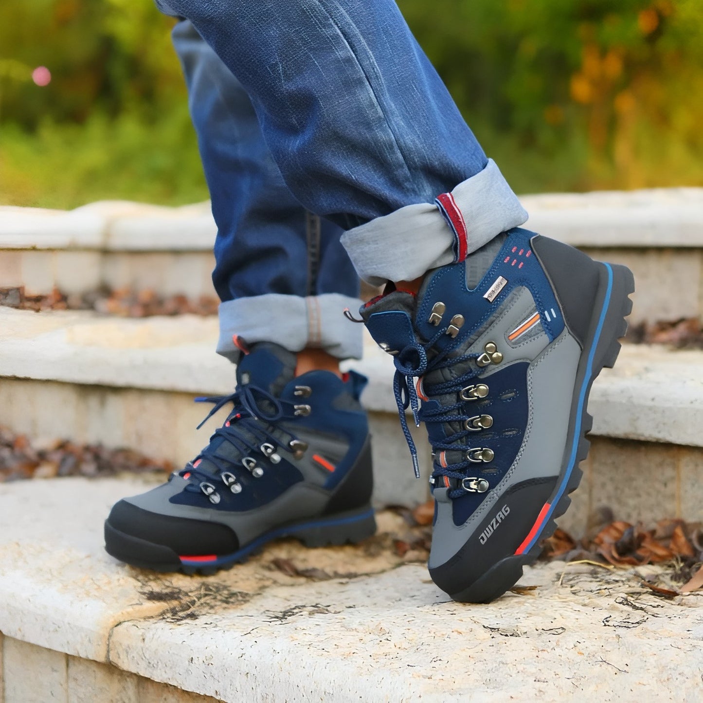 Chaussure Randonnée Montagne Homme portée sur des escaliers - Noir et Orange - Bleu Marine et Gris - Gris et Rouge