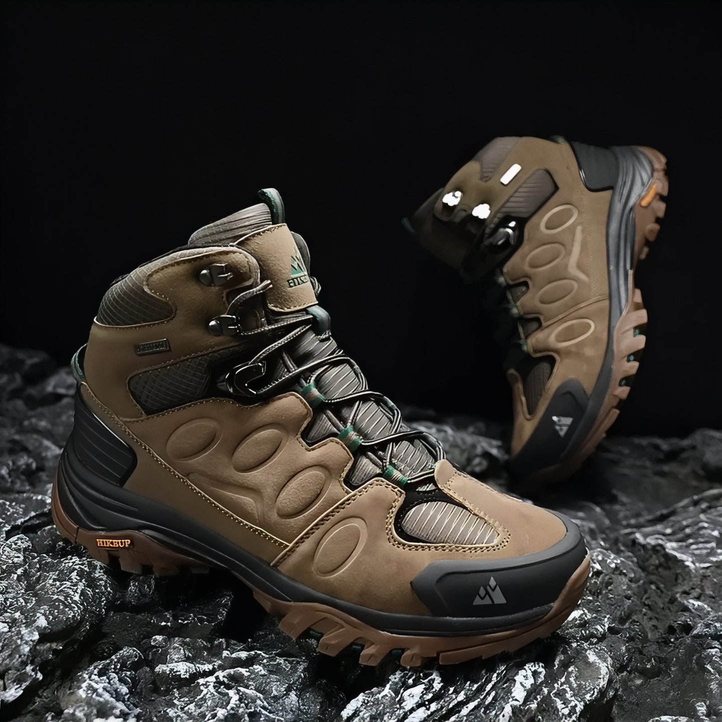 Chaussure Randonnée Montagne Homme mise en scène sur rocher - Marron Foncé - Noir Ébène - Vert Foncé - Gris
