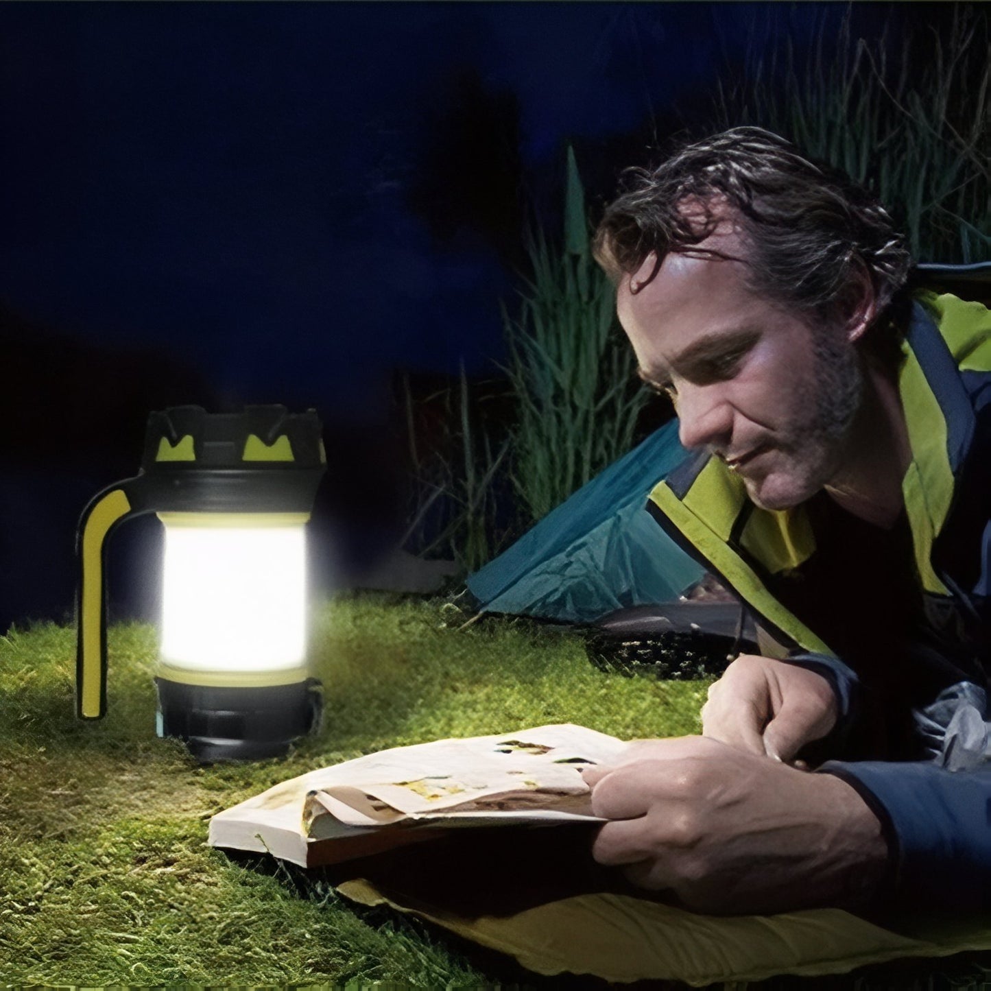 Lampe Torche Lanterne mise en situation camping - Jaune Fluo