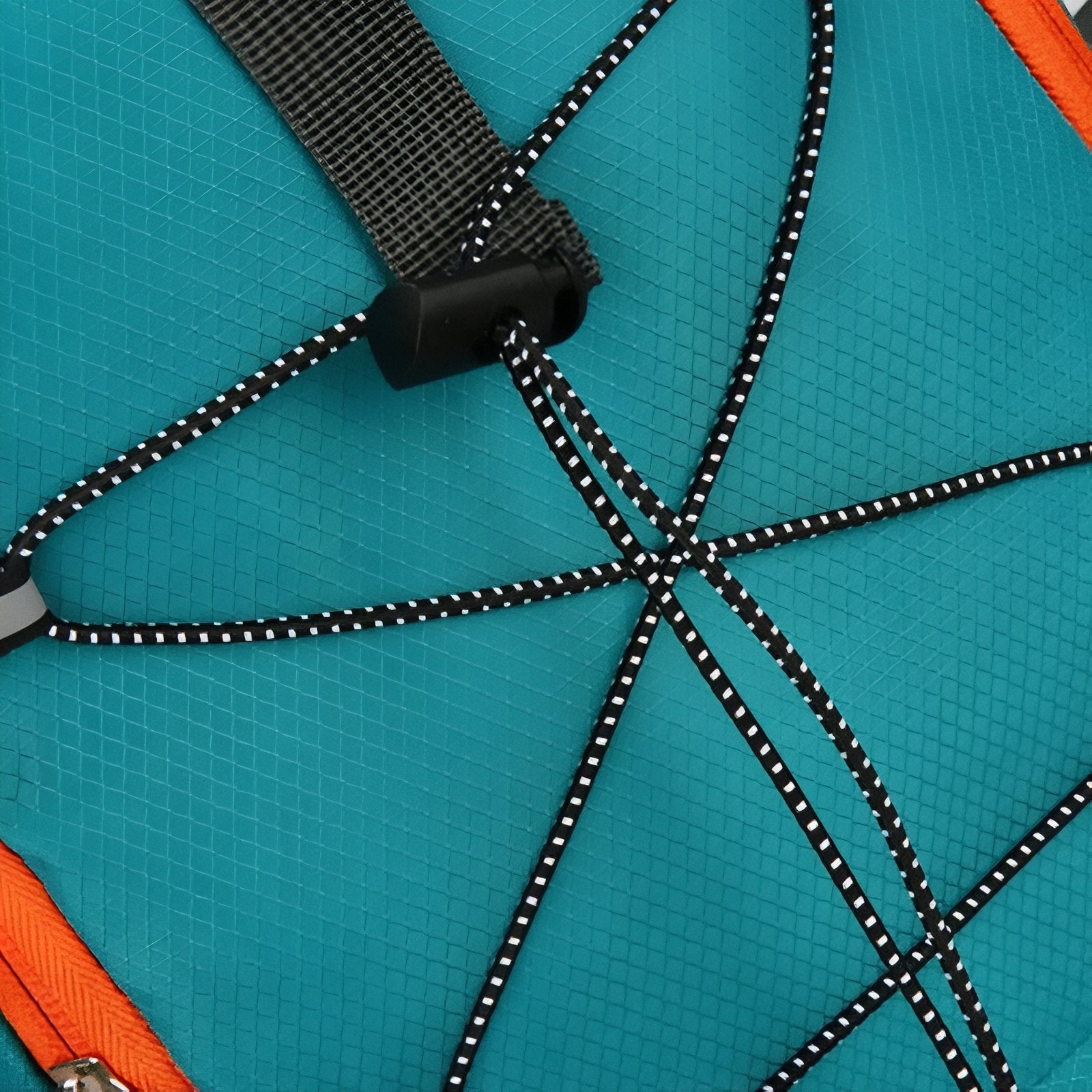 Sac à Dos Randonnée Avec Trou Pour Poche À Eau gros plan élastiques - Turquoise et Orange - Bleu Marine et Rouge - Noir et Bleu