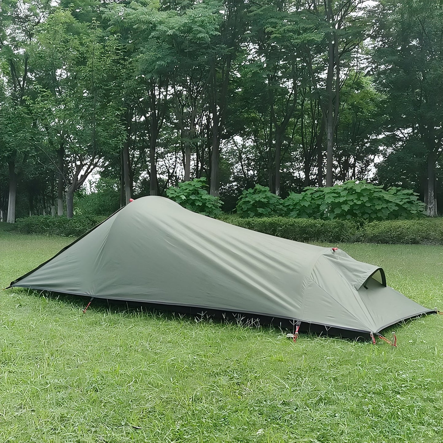 Tente Bivouac Légère 1 Personne mise en situation extérieure - Vert Olive - Beige Sable - Tapis de Sol