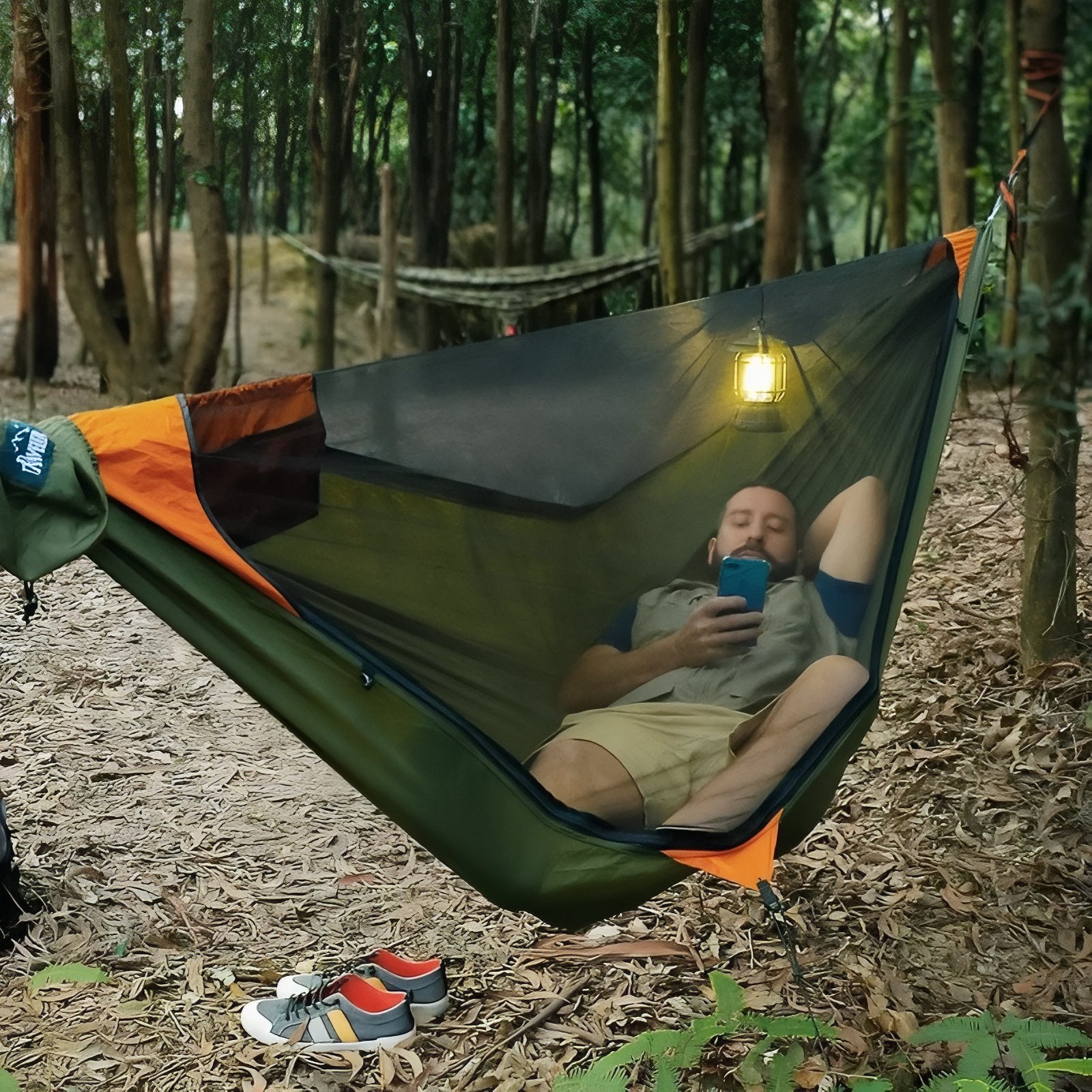 Hamac Moustiquaire Randonnée mise en situation en forêt - Vert Olive et Orange