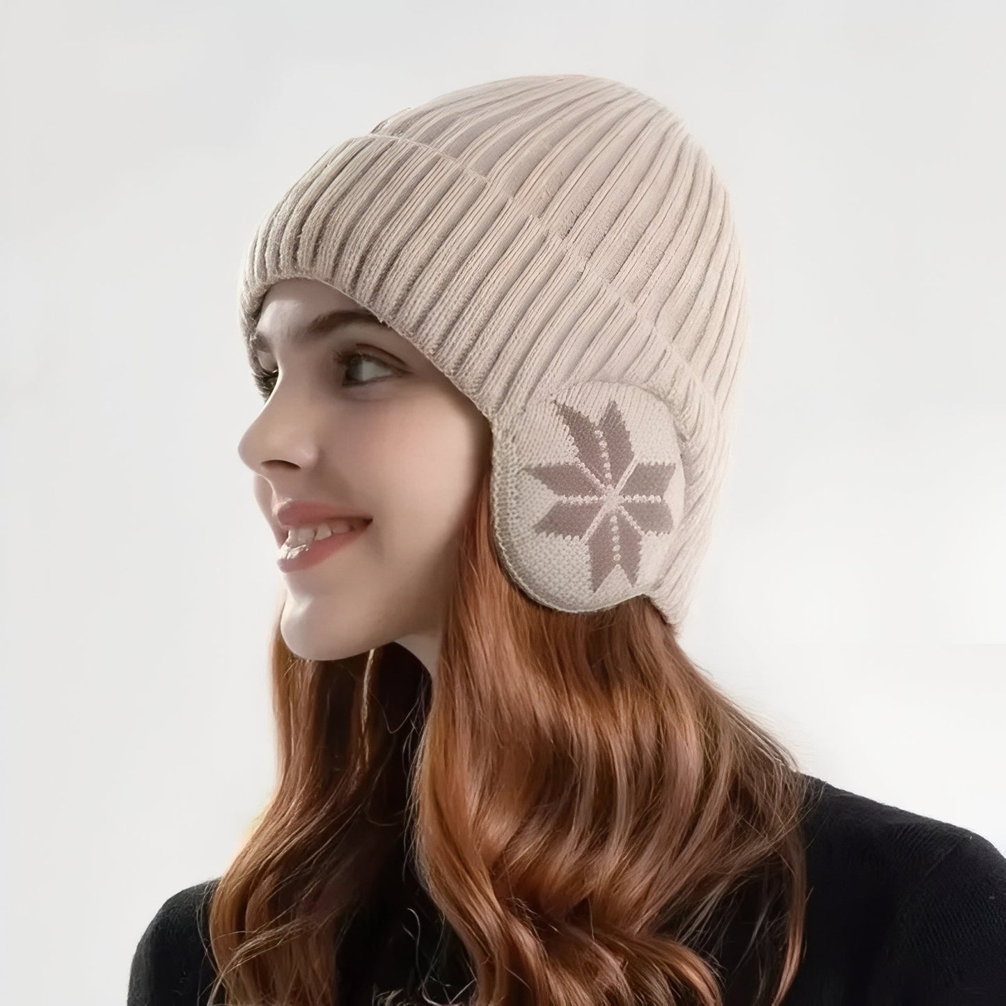 Bonnet Cache Oreille Femme portée sur la tête - Beige - Bleu Marine - Gris - Marron - Noir