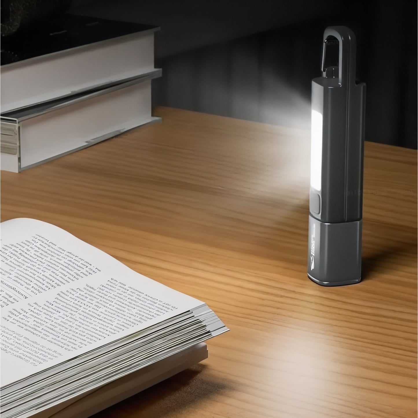 Lampe De Poche Randonnée Rechargeable mise en situation sur table - Gris - Noir