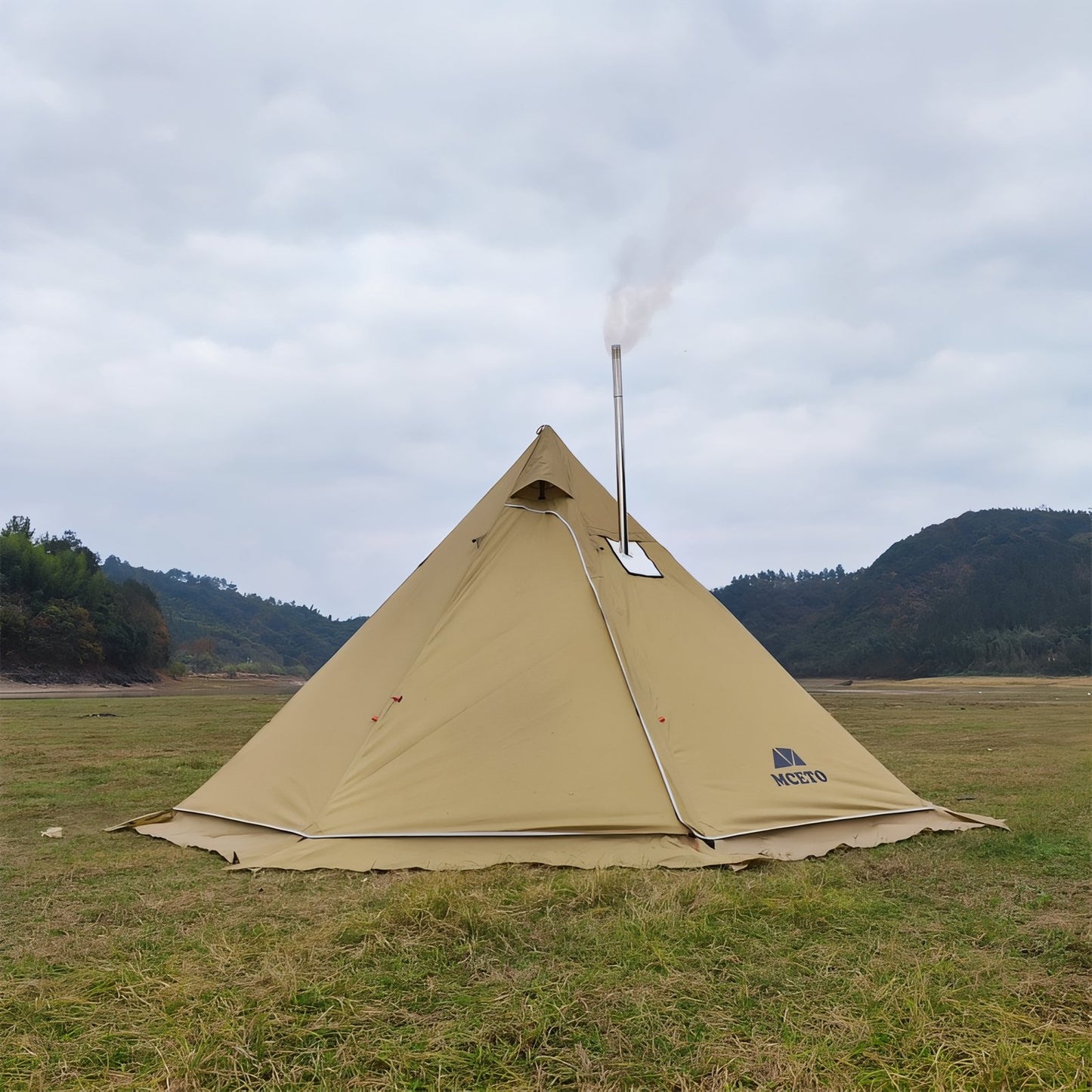 Tente Tipi Hiver 4-6 Personnes mise en situation extérieure - Beige Sable - Vert Olive - Blanc Pur