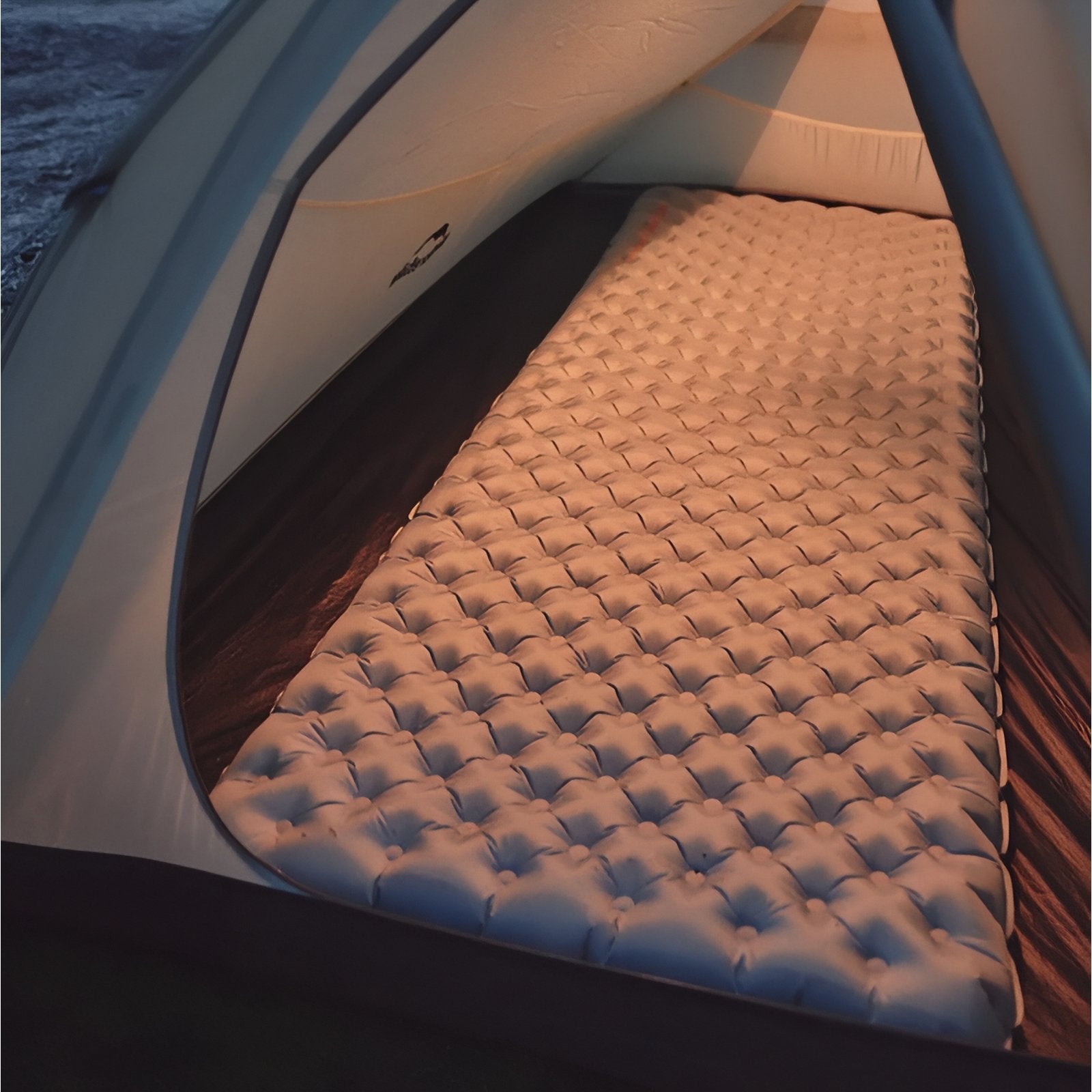 Matelas Gonflable Randonnée Ultra Léger mise en situation tente - Beige Sable - Blanc