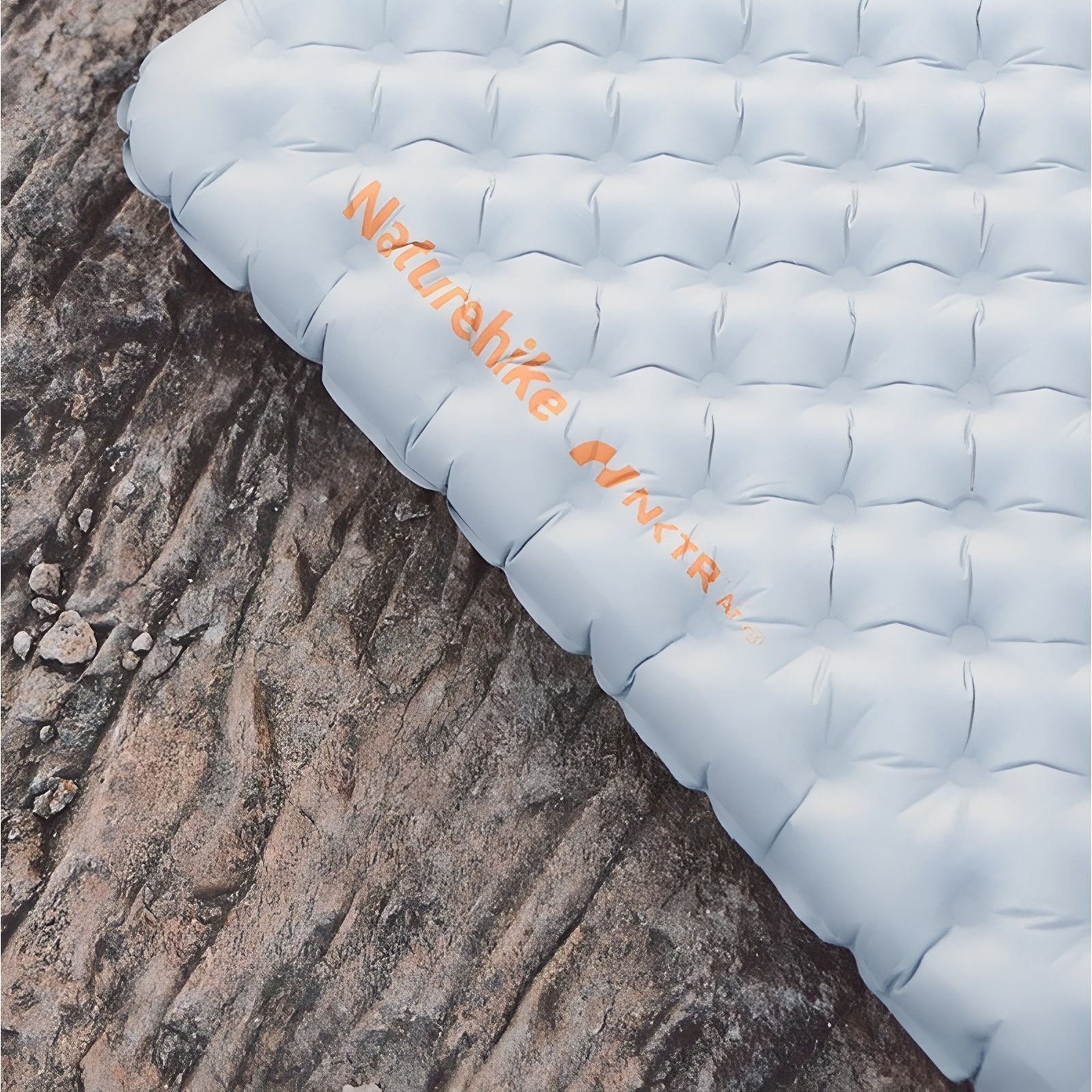 Matelas Gonflable Randonnée Ultra Léger gros plan texture - Beige Sable - Blanc