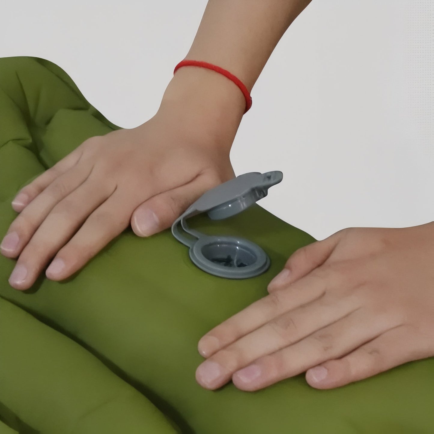 Matelas Gonflable Camping 65 cm De Large gros plan valve ouverte - Vert Olive - Bleu Nuit
