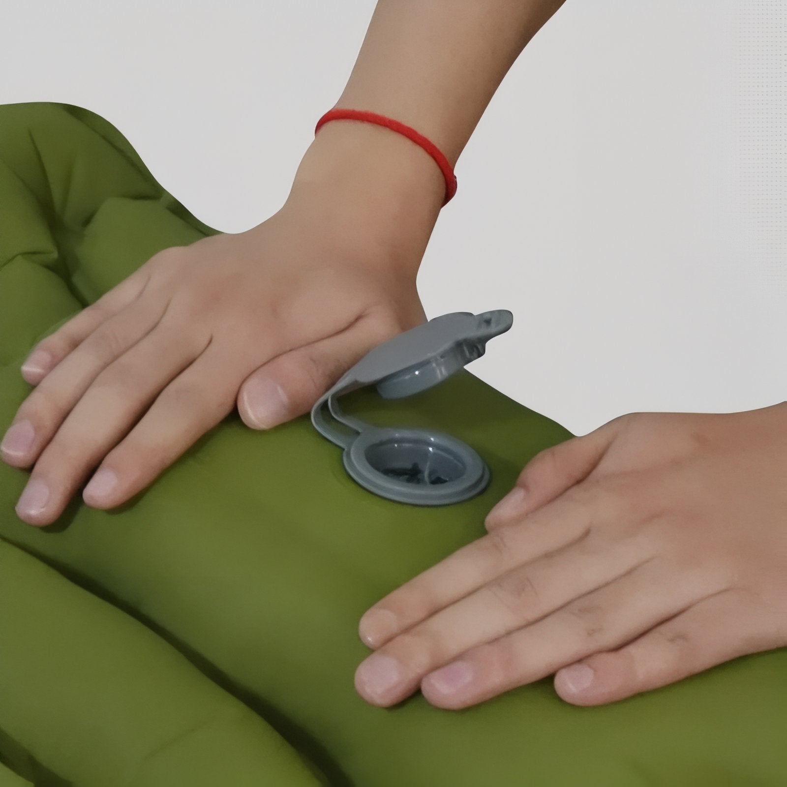 Matelas Gonflable Camping 65 cm De Large gros plan valve ouverte - Vert Olive - Bleu Nuit