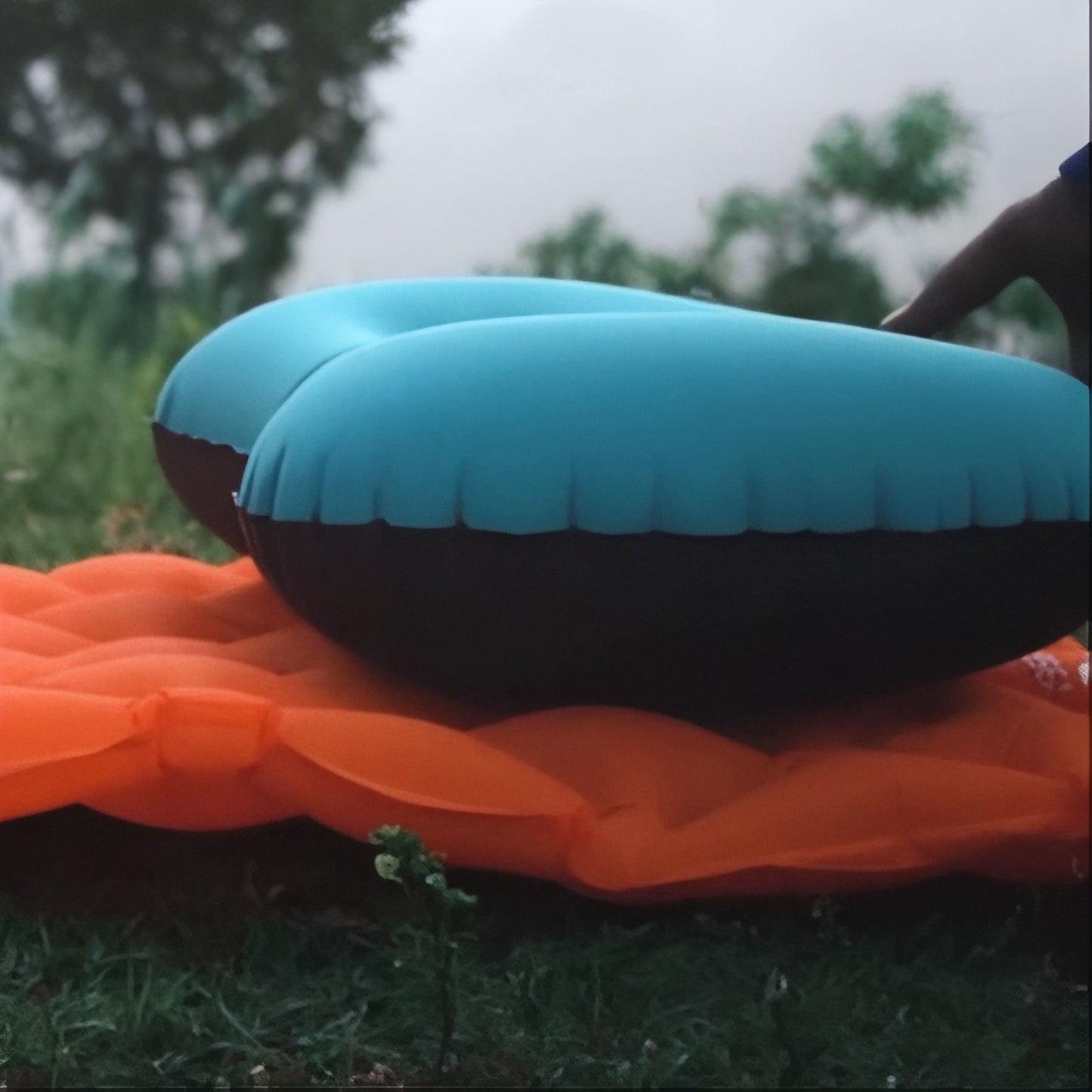 Coussin Camping Gonflable mise en situation extérieure - Turquoise et Noir