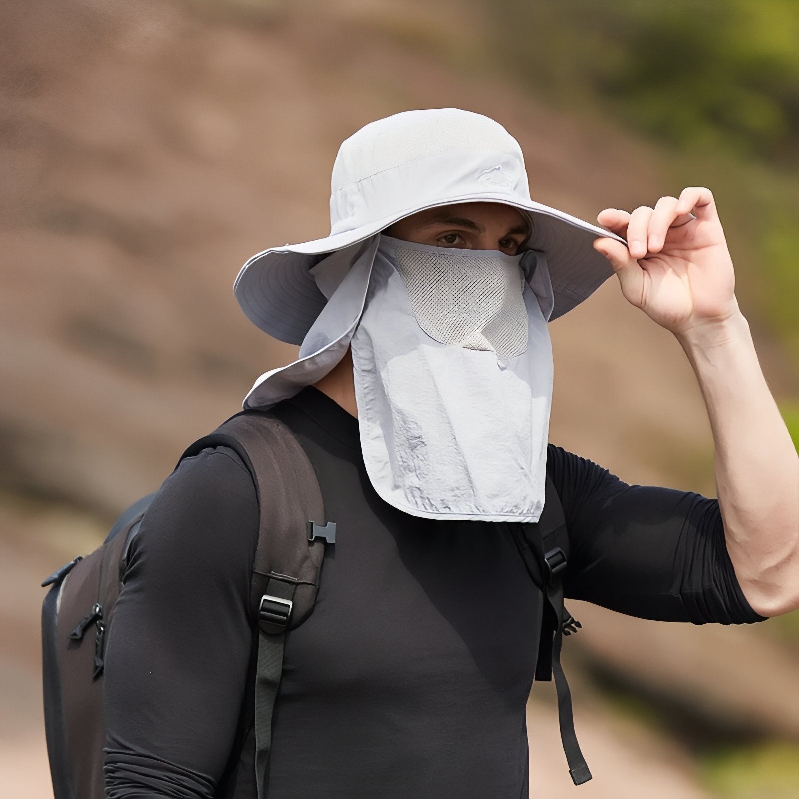 Chapeau Randonnée Anti UV portée avec sac à dos - Vert Foncé - Gris Foncé - Noir - Bleu Clair - Gris Clair - Rose Pâle - Violet Pâle - Beige - Crème - Bleu Marine