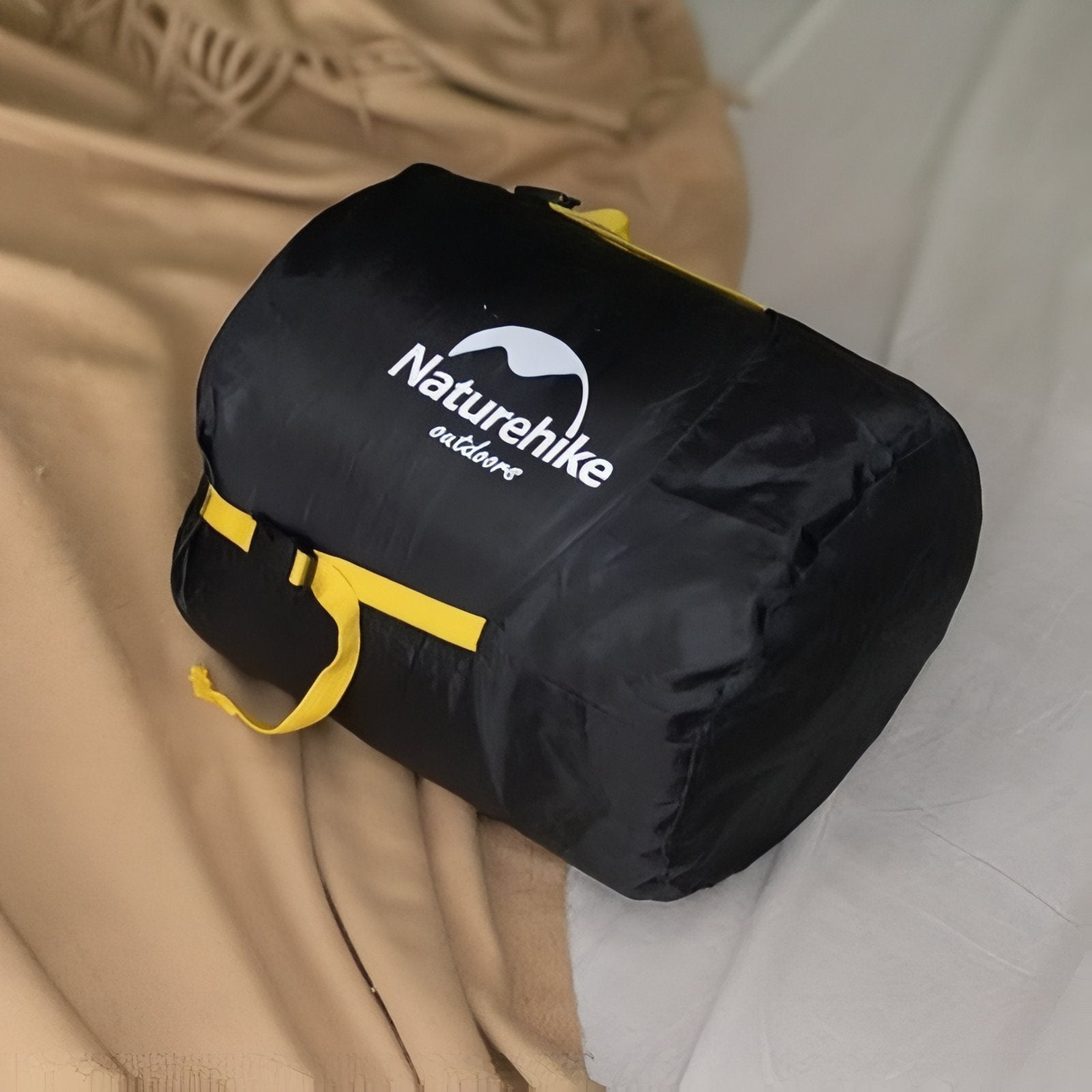 Housse De Compression Sac De Couchage gros plan sur le produit - S (18L) - M (35L)