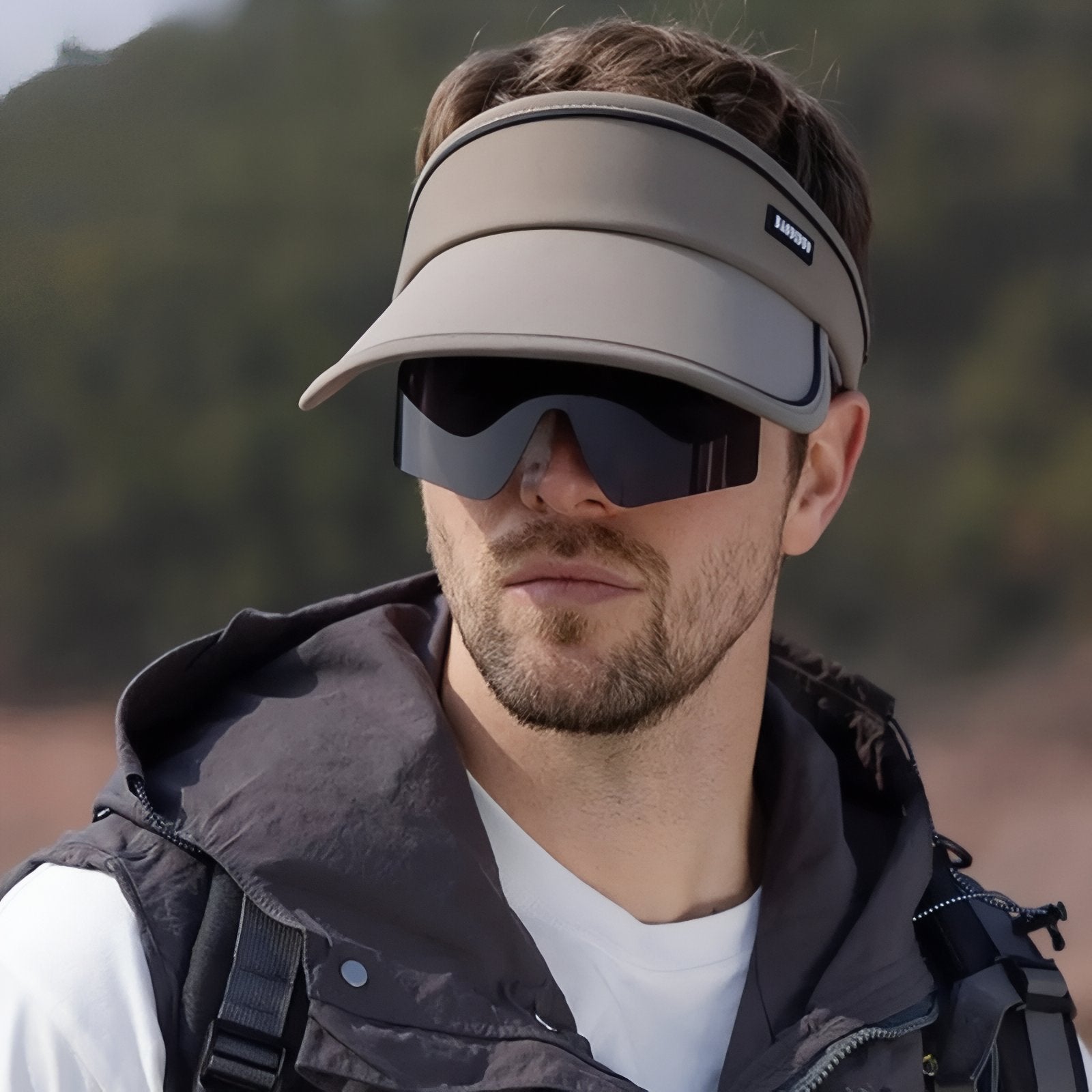 Casquette Visière avec Lunette Intégré portée par un homme - Marron - Gris Foncé - Beige - Vert Olive - Noir