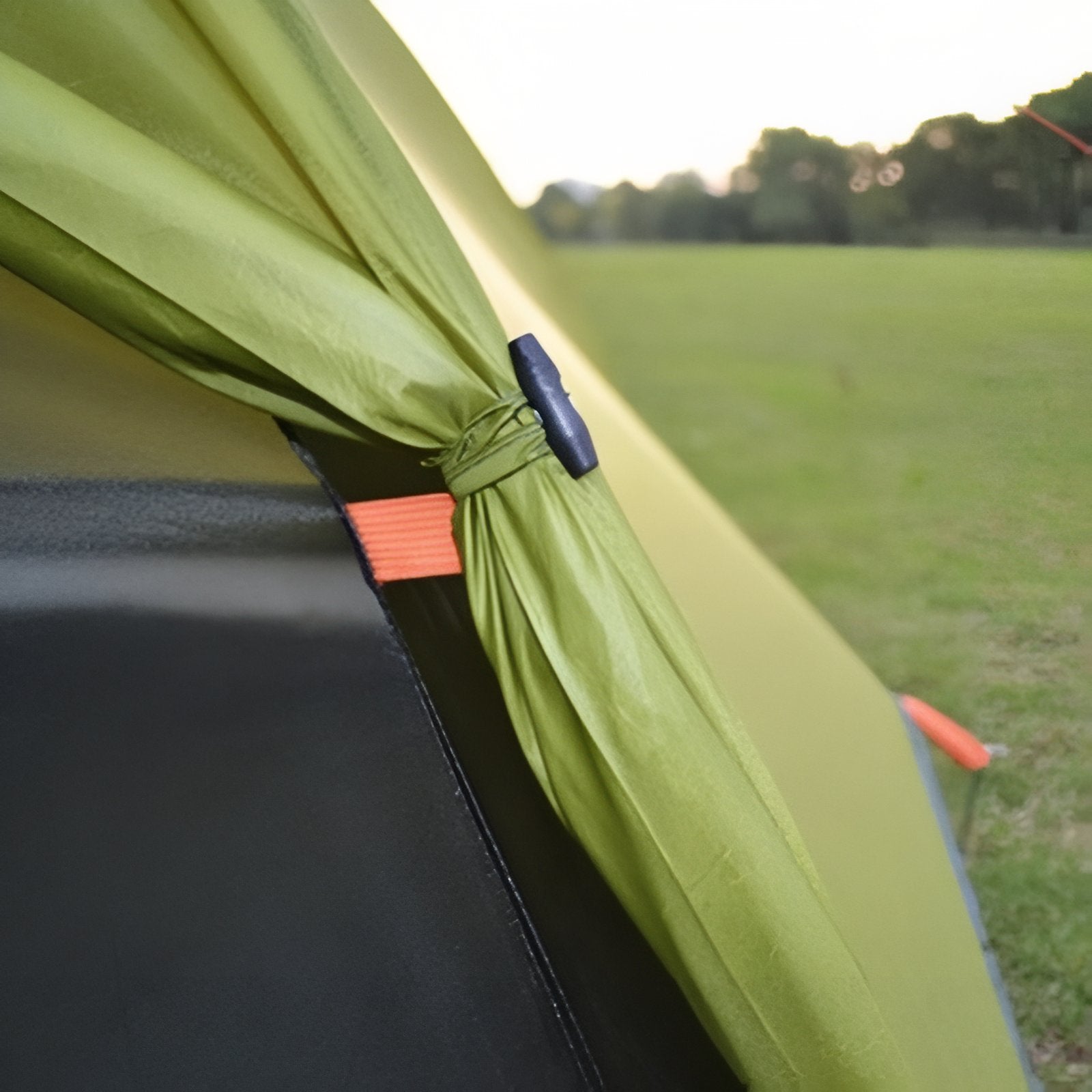 Tente Bivouac 2 Places Légère gros plan sur la sangle - Vert Lime et Gris Foncé - Orange Brillant - Bleu Ciel