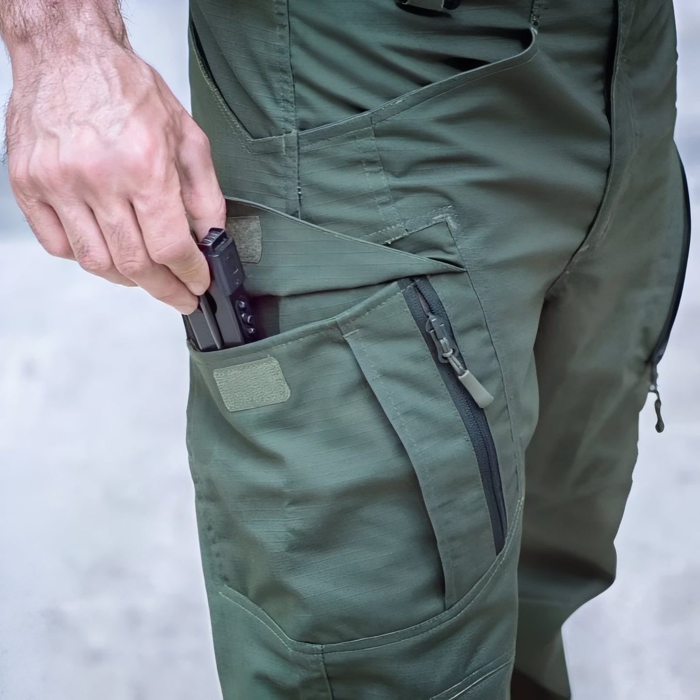 Pantalon Multi Poches Randonnée Homme gros plan poche ouverte - Vert Olive - Gris Foncé - Noir Profond - Beige Sable