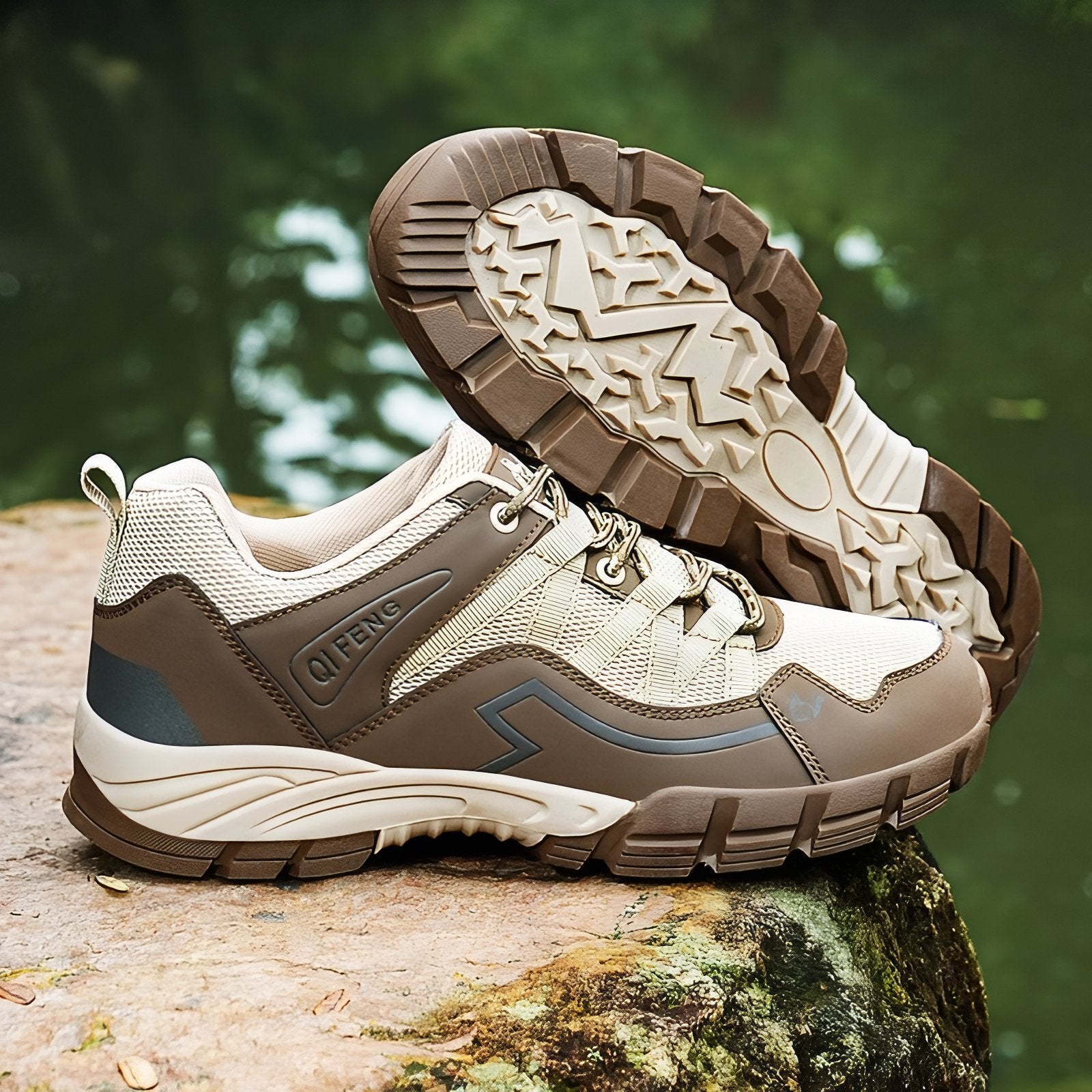 Chaussure Basse De Marche Homme vue de côté sur rocher - Beige et Marron - Noir et Gris