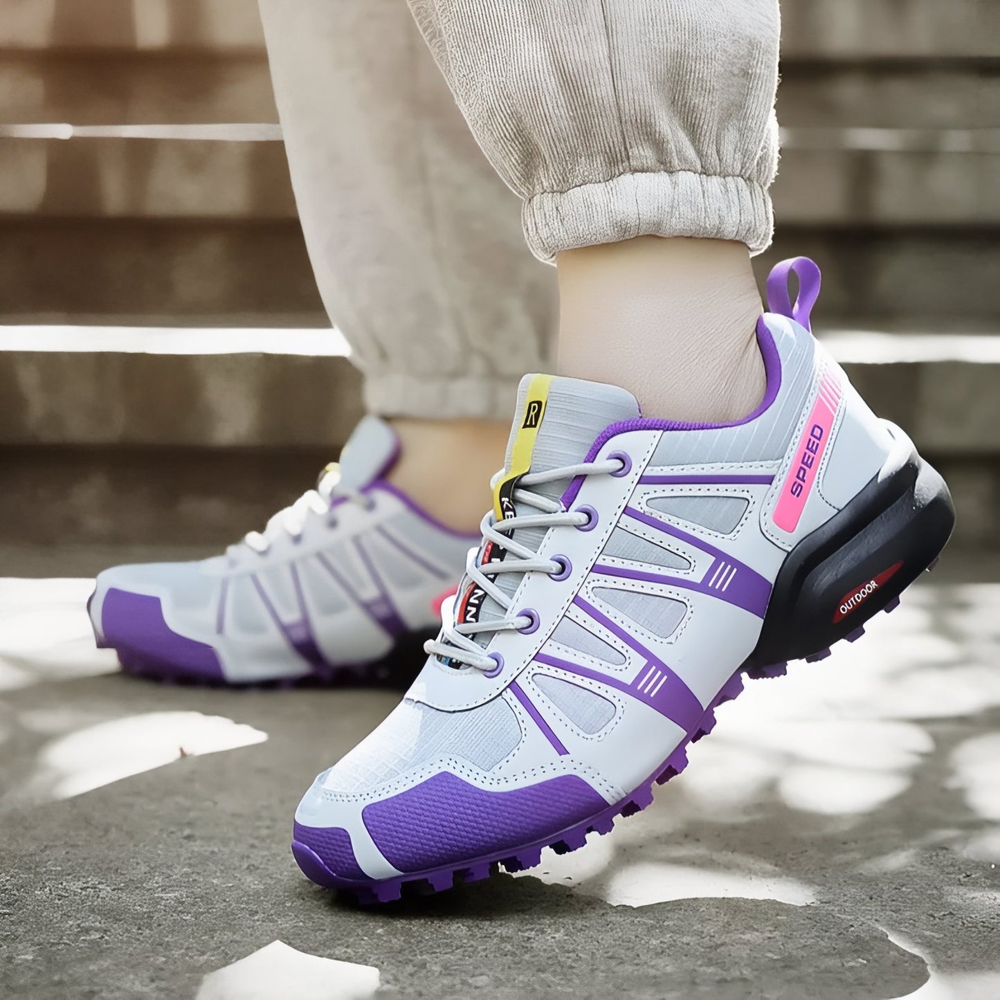Chaussure Randonnée Femme Légère Violette portée au pied - Gris et Violet - Turquoise et Fuchsia