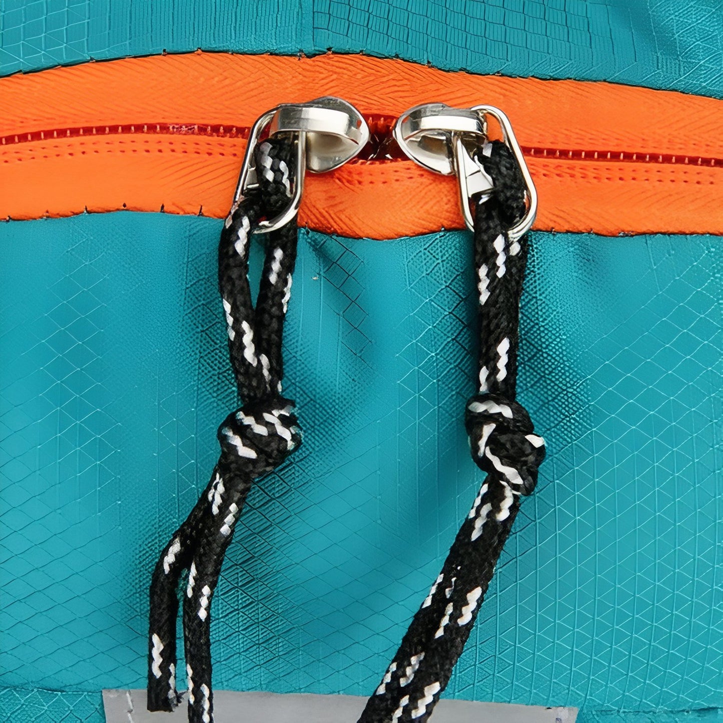 Sac à Dos Randonnée Avec Trou Pour Poche À Eau gros plan fermeture zippée - Turquoise et Orange - Bleu Marine et Rouge - Noir et Bleu