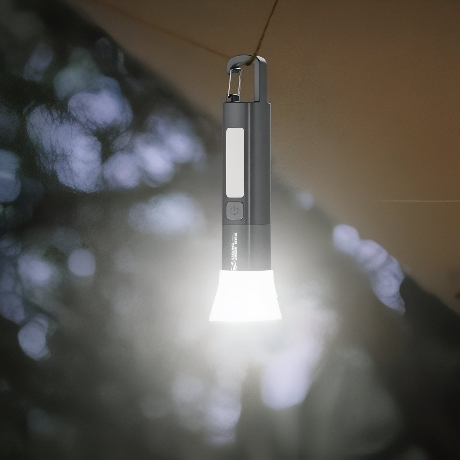 Lampe De Poche Randonnée Rechargeable mise en situation éclairée - Gris - Noir