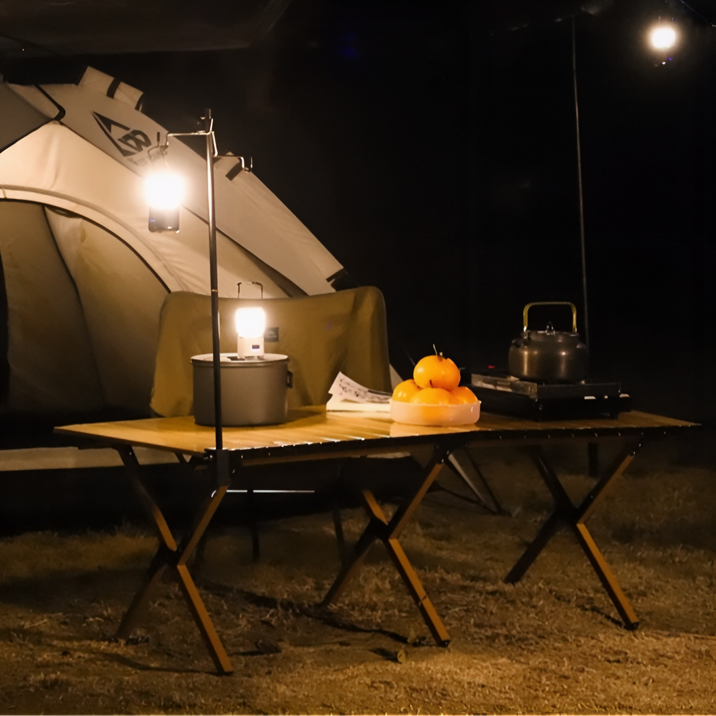 Lanterne Compacte Rechargeable mise en situation camping - Crème - Blanc Cassé - Marron Foncé - Vert Olive - Bleu Marine