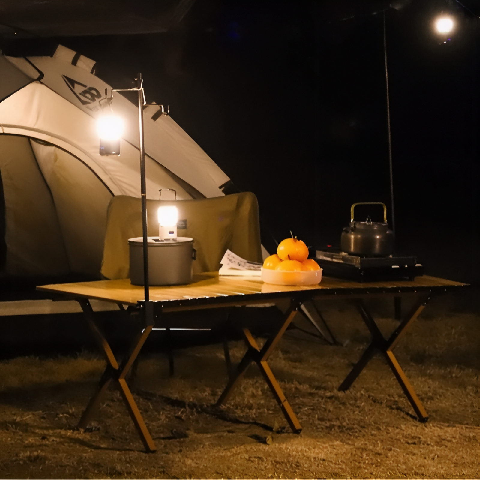 Lanterne Compacte Rechargeable mise en situation camping - Crème - Blanc Cassé - Marron Foncé - Vert Olive - Bleu Marine