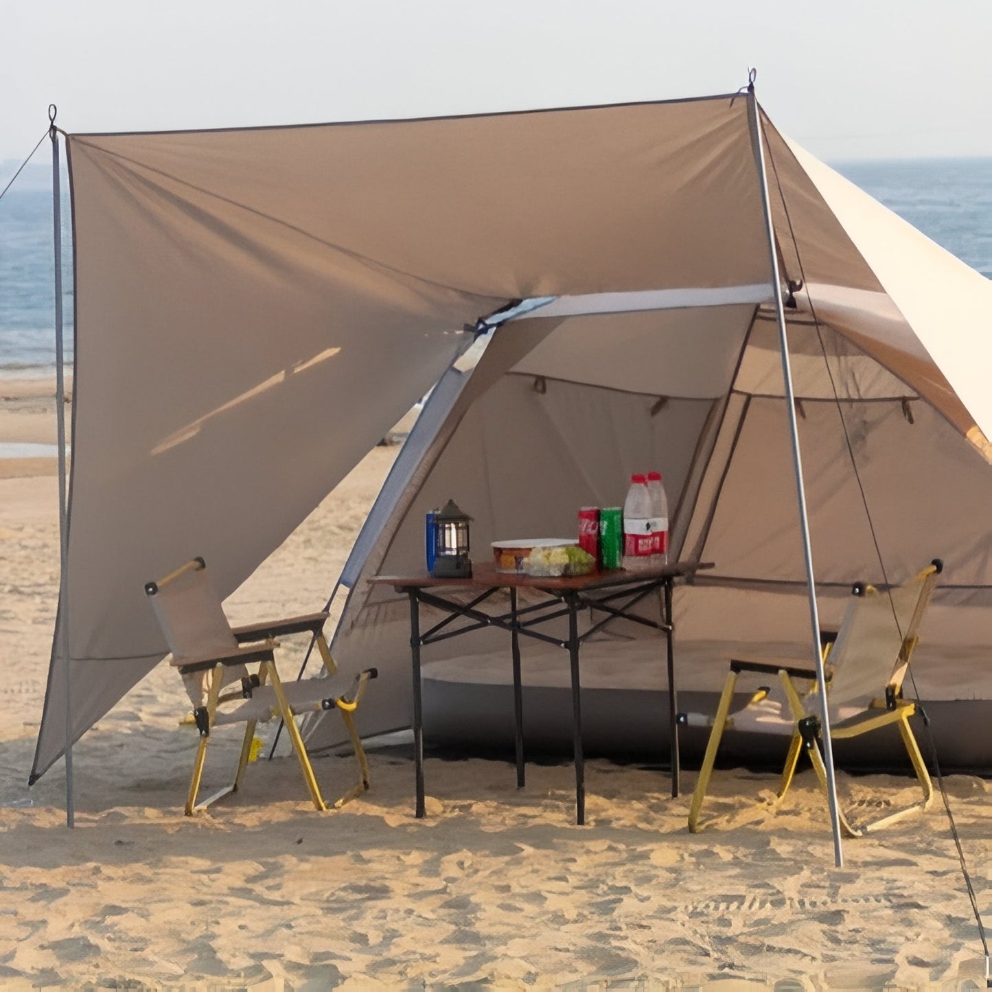 Tente Abris Soleil 4 Personnes mise en situation plage - Noir Mat - Beige Clair