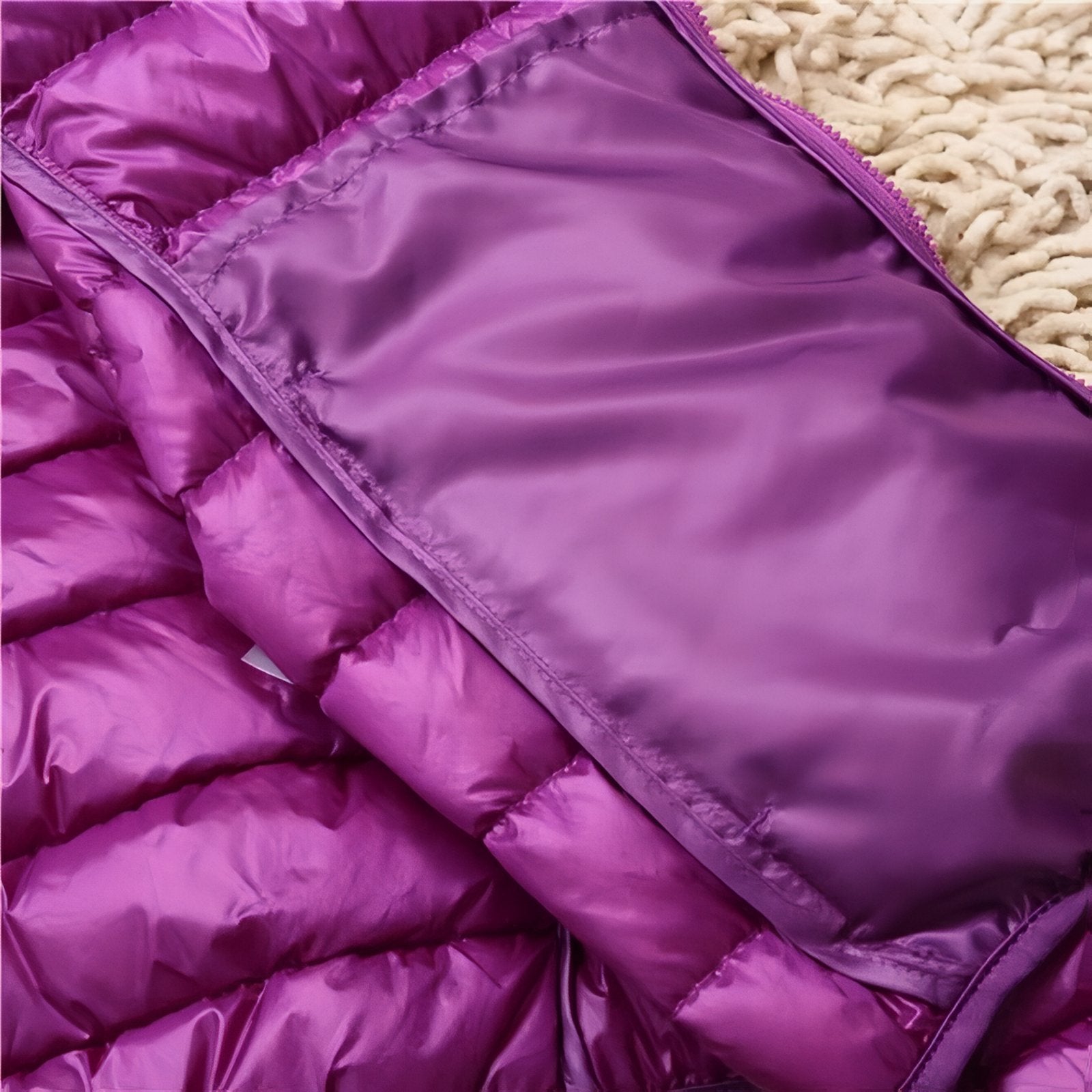 Doudoune Randonnée Compressible Femme gros plan fermeture zippée - Rose Poudré - Bleu Marine - Bleu Marine (sans capuche) - Orange - Beige - Beige (sans capuche) - Vert Menthe - Vert Menthe (sans capuche) - Rose - Bleu - Violet - Violet (sans capuche) - Rouge - Rouge (sans capuche) - Noir - Noir (sans capuche) - Bordeaux - Bordeaux (sans capuche)