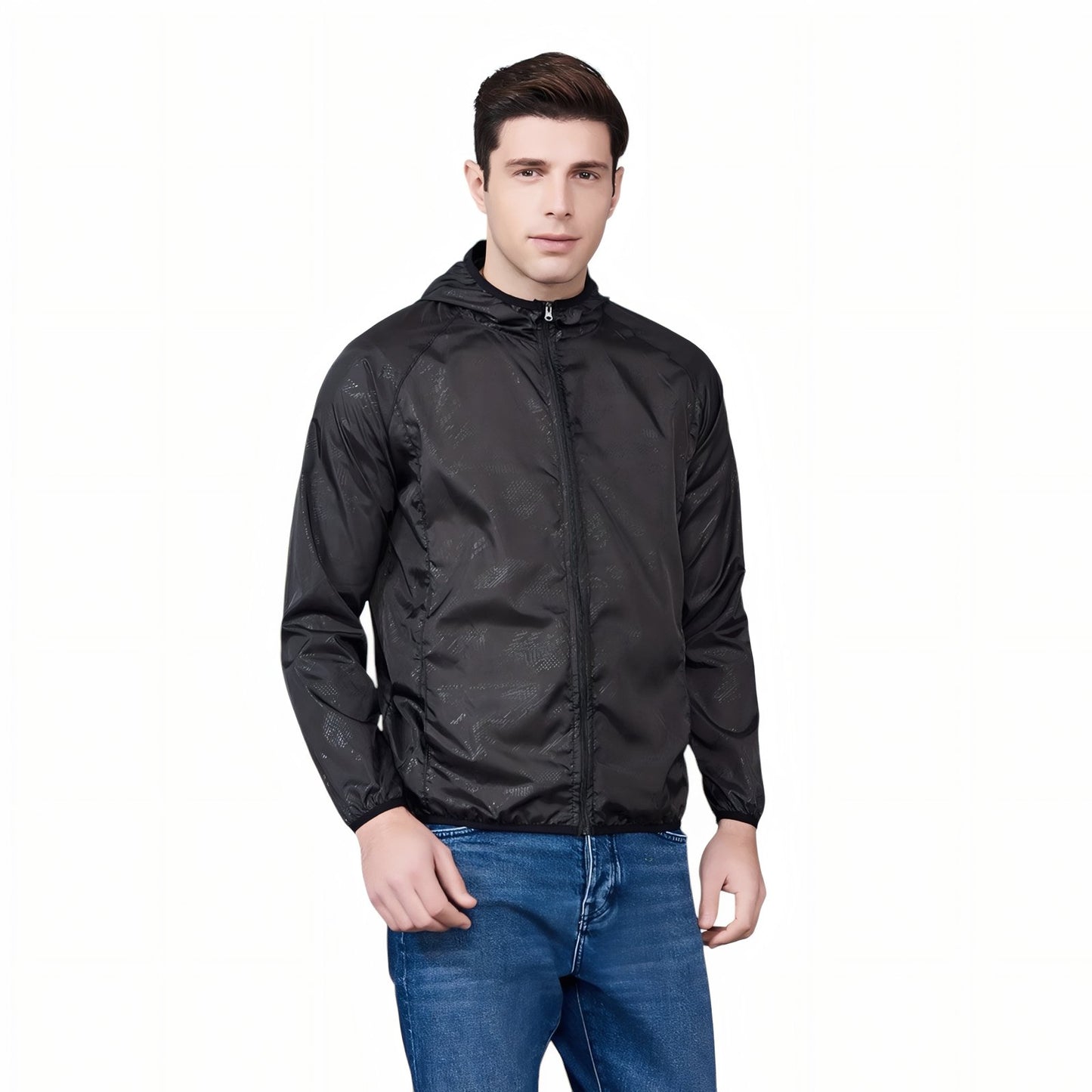 Veste Imperméable Ultra Légère portée par un homme - Noir - Gris Foncé - Rouge - Jaune Fluo - Orange - Rose Pâle - Rose Fluo - Bleu - Bleu Ciel - Blanc - Jaune