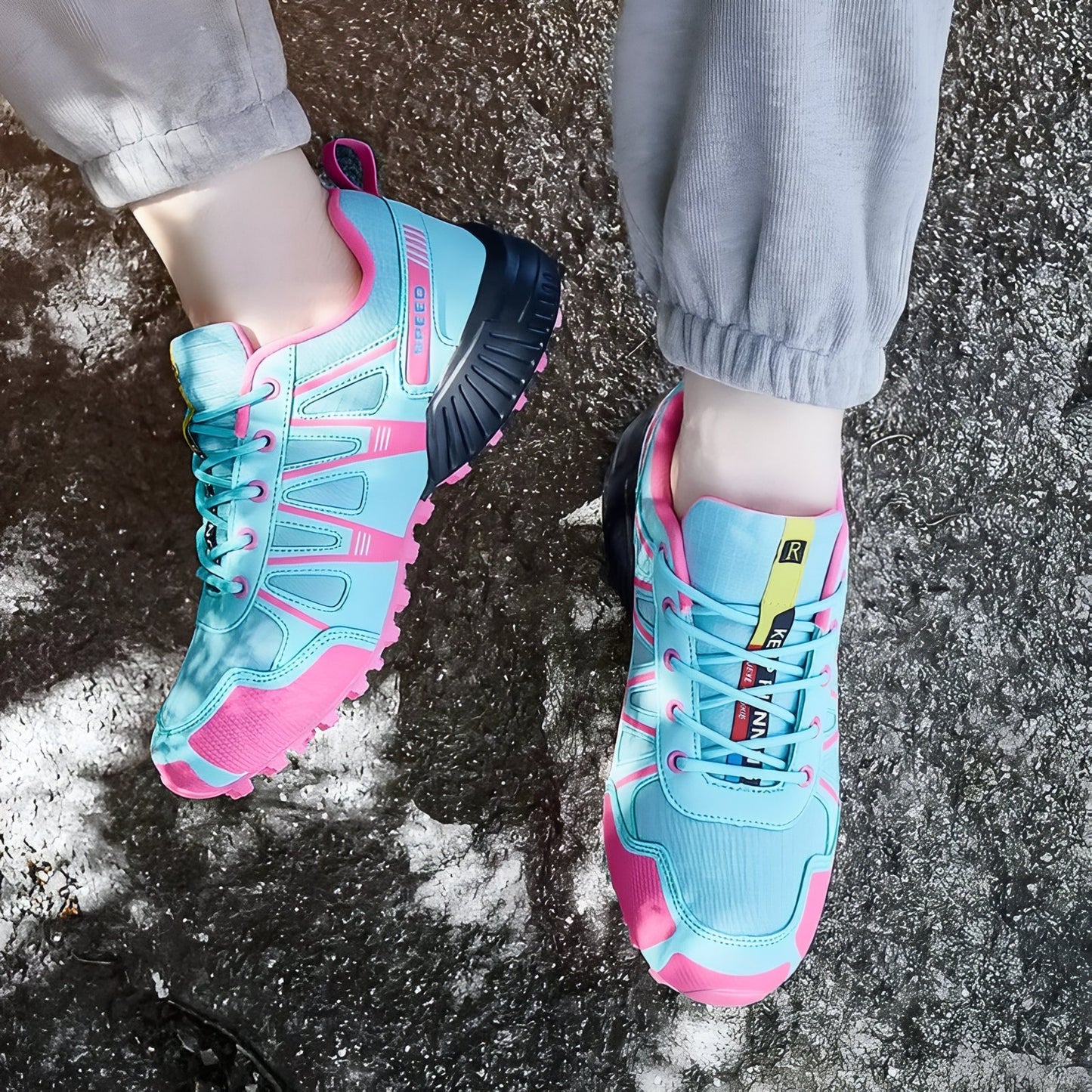 Chaussure Randonnée Femme Légère Bleu et Rose portée au sol - Bleu Ciel et Rose Fluo