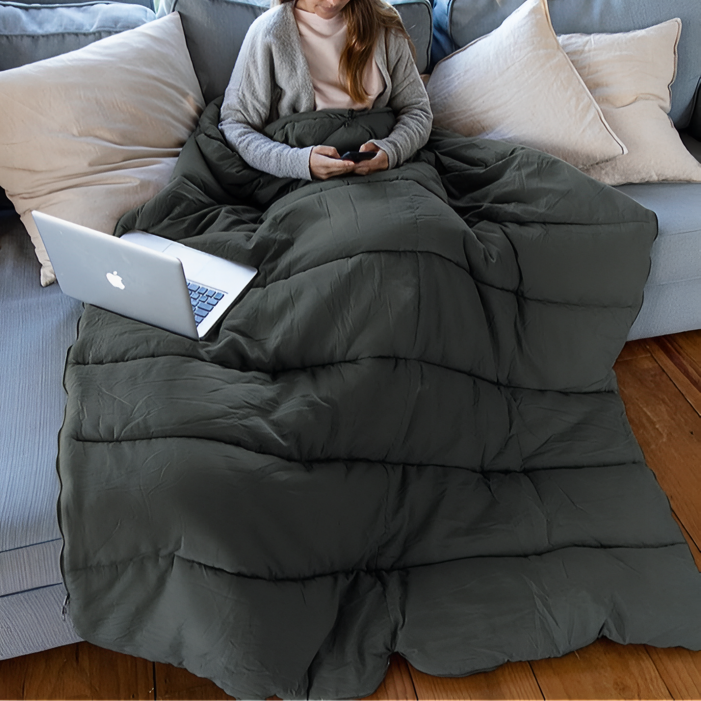 Sac De Couchage Été Léger & Compact mise en situation sur canapé - Vert Olive - Bleu Foncé - Gris Foncé