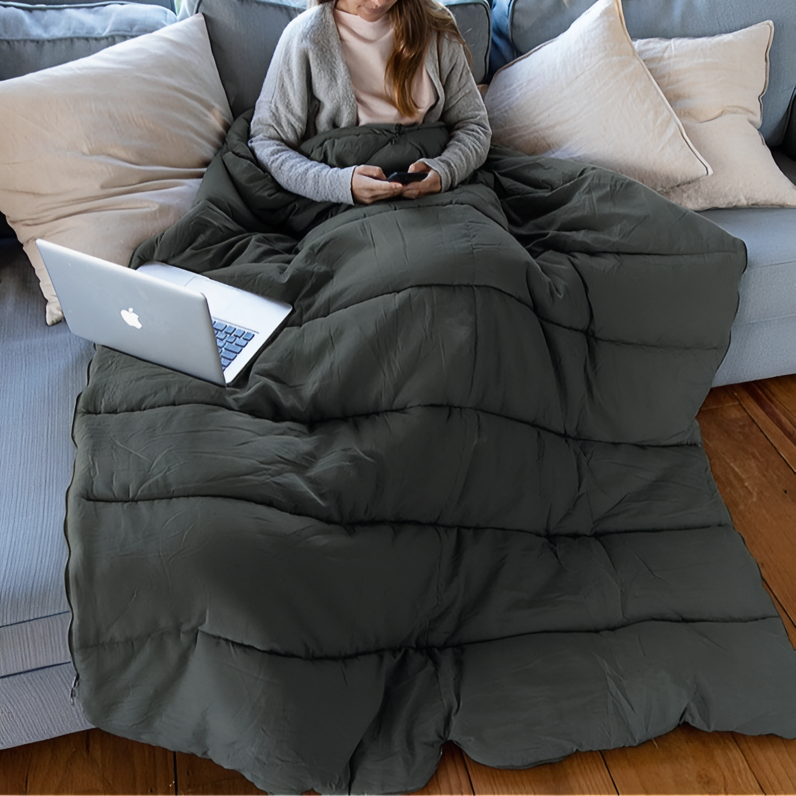 Sac De Couchage Été Léger & Compact mise en situation sur canapé - Vert Olive - Bleu Foncé - Gris Foncé